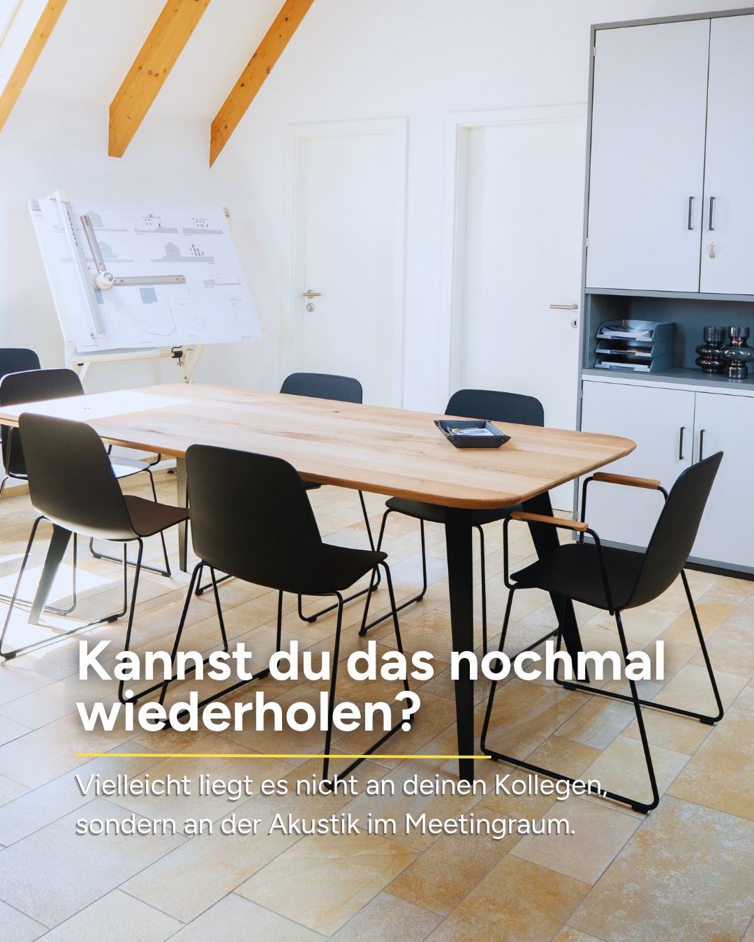 Eine gute Akustik sorgt dafür, dass Gespräche angenehm bleiben und jeder verstanden wird. Gerade bei Besprechungen und hybriden Meetings macht das einen großen Unterschied.
- Akustikpaneele an Wänden oder Decken einsetzen
- Teppiche und Vorhänge nutzen, um Schall zu absorbieren
- Polstermöbel statt ausschließlich harter Oberflächen wählen
- Pflanzen als natürliche Schallabsorber integrieren
- Große, leere Flächen vermeiden
- Raumgröße und Möblierung auf die Nutzung abstimmen
Hallt es in deinem Besprechungsraum nach?
Müssen sich Teilnehmer häufig wiederholen?
Kommen bei Videokonferenzen alle Stimmen klar und deutlich an?
💡 Unser Tipp: Schon kleine Maßnahmen wie Akustikpaneele, Teppiche oder schallabsorbierende Möbel können die Sprachverständlichkeit deutlich verbessern und für entspanntere Meetings sorgen.
#WorldOfOffice #Bürostuhlberatung #Bürostuhl #Ergonomie #ErgonomischArbeiten #GesundesSitzen #Arbeitsplatz #Büroeinrichtung #Arbeitswelten #Sitzkomfort