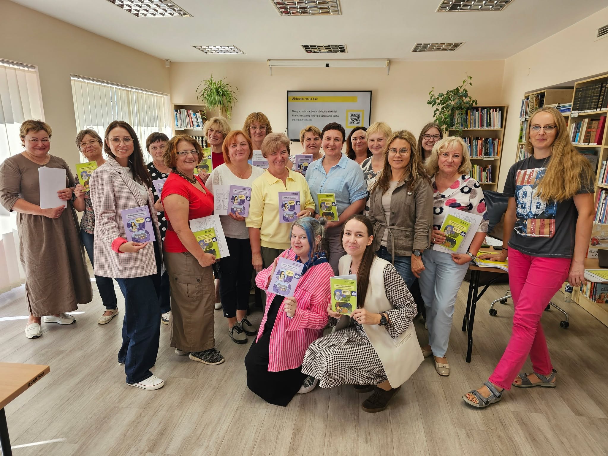 Rugsėjo 2 d. Varėnos viešojoje bibliotekoje įvyko praktiniai mokymai ugdymo specialistams apie lengvai suprantamą kalbą (LSK). Renginį vedė edukatorė Rūta Norkūnė ir iliustruotoja Greta Alice.
Mokymų metu pedagogai, bibliotekininkai ir švietimo pagalbos specialistai:
💚susipažino su LSK metodu – aptarė teksto rengimo principus, Lietuvoje išleistus leidinius ir dalyvavo gyvo piešimo sesijoje;
💚gilinosi į vaizdo įtaką teksto suvokimui ir praktiškai išbandė komiksų kūrimą;
💚išbandė metodinių užduočių rinkinius ir kartu mokėsi pritaikyti LSK įrankius pamokose, edukacijose bei individualiame darbe.
Renginys suteikė dalyviams praktinių įgūdžių ir konkrečių įrankių, padėsiančių efektyviau ugdyti skaitymo iššūkių turinčių vaikų gebėjimus.
❤Už šiuos mokymus dėkojame Lietuvos nacionalinei Martyno Mažvydo bibliotekai. Projektą finansuoja Lietuvos kultūros taryba.
📔
Užduočių pavyzdžius galima rasti https://www.lnb.lt/skaitykime-lsk
