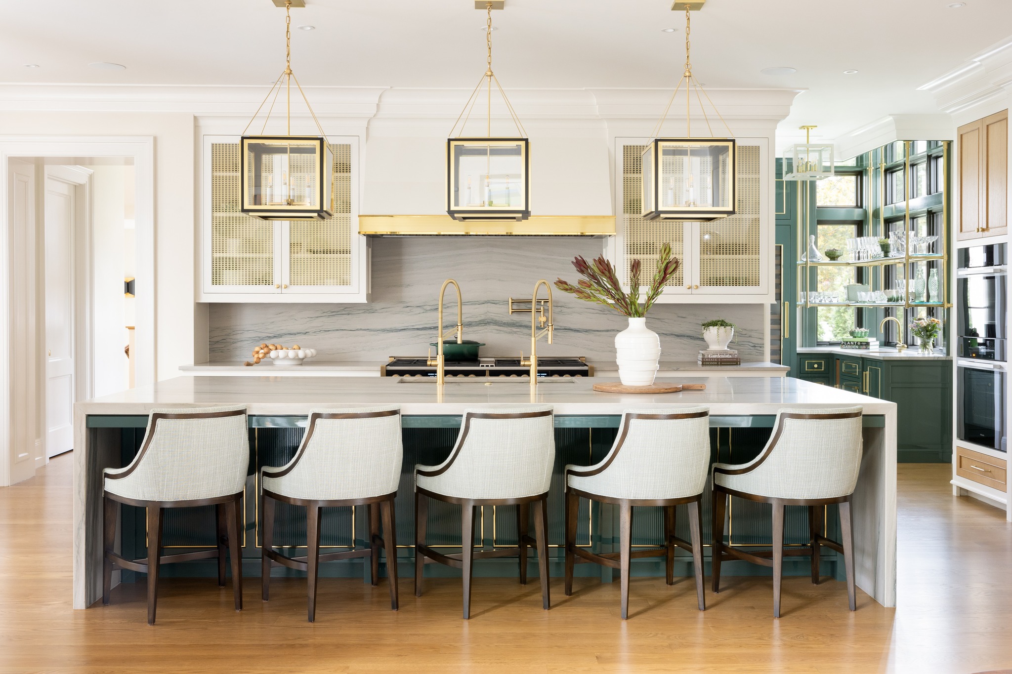 Thoughtful cabinetry gives this kitchen its depth and architectural presence. A mix of painted millwork, natural wood, brass accents, and textured door panels creates visual interest throughout while maintaining the clean, refined feel of the overall space.
Cabinetry: Fallon Fine Cabinetry
Interior Designer: @tastedesigninc
Photographer: @emilyobrienphoto_design
Architect: @slocumhalldesign
#LuxuryKitchen #CustomKitchen #CustomCabinetry #CustomMillwork #KitchenDesign #KitchenInspiration #LuxuryInteriors #LuxuryHomes #CabinetryDesign #ArchitecturalMillwork #BespokeKitchen #CustomHomes #InteriorDetails #FineWoodworking #KitchenGoals #LuxuryHomeDesign #CustomBuilder #MassachusettsBuilder #NewEnglandHomes #InteriorDesignInspiration