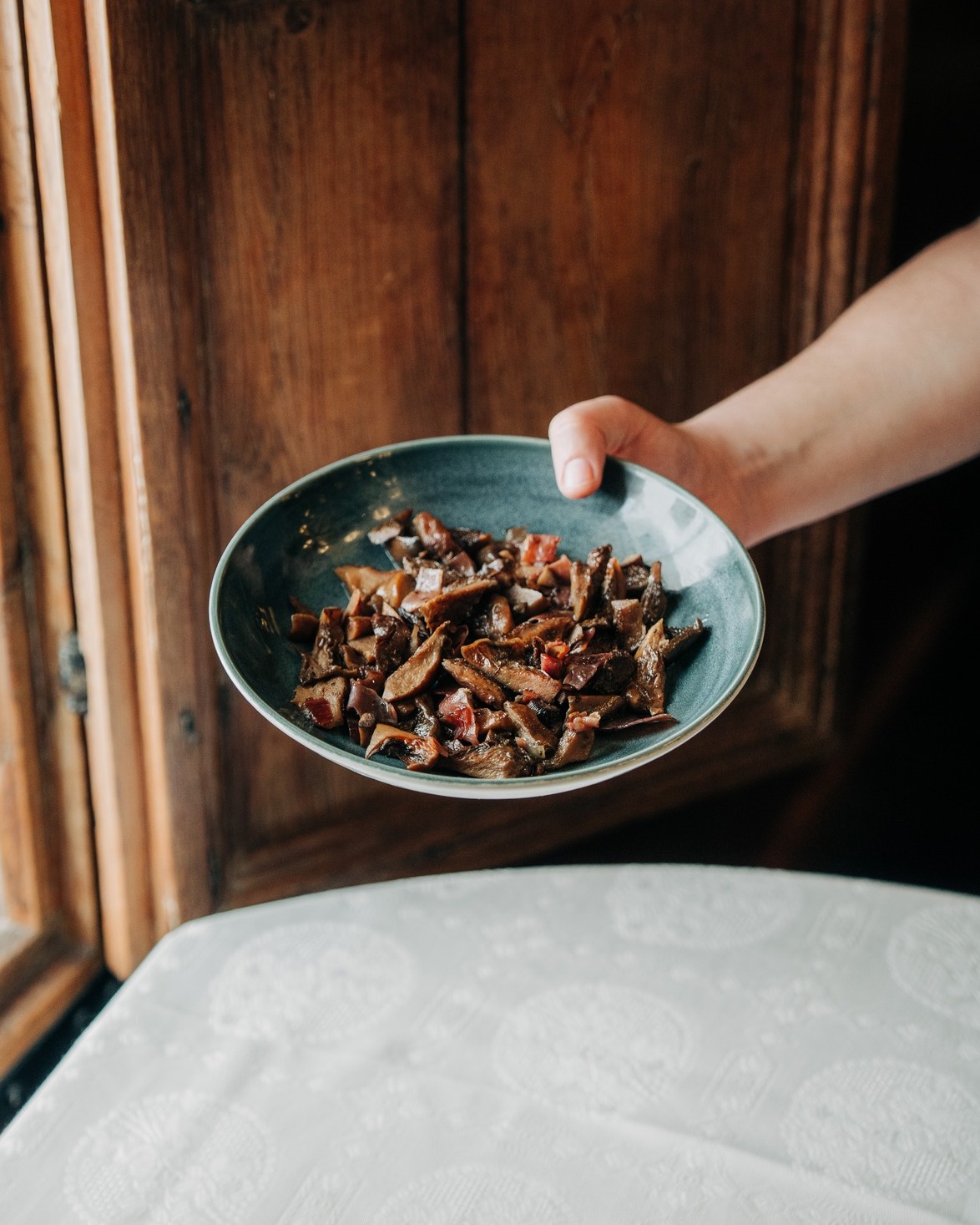 La llegada del otoño siempre es especial en nuestro territorio. Para muchos, como para nosotros, significa el comienzo de una de las épocas más esperadas del año: la temporada de setas. 🍄🍂
En el Mesón del Pastor las hemos trabajado y cocinado desde siempre, formando parte de muchas de nuestras recetas y de la tradición gastronómica de nuestra tierra.
Nos hace especial ilusión poder seguir contando con un producto de temporada tan nuestro y tan especial. Ahora solo queda esperar… ¡Veremos qué nos regala esta temporada! 🤎
#mesondelpastor #bibgourmand #morella #elsports #guíarepsol