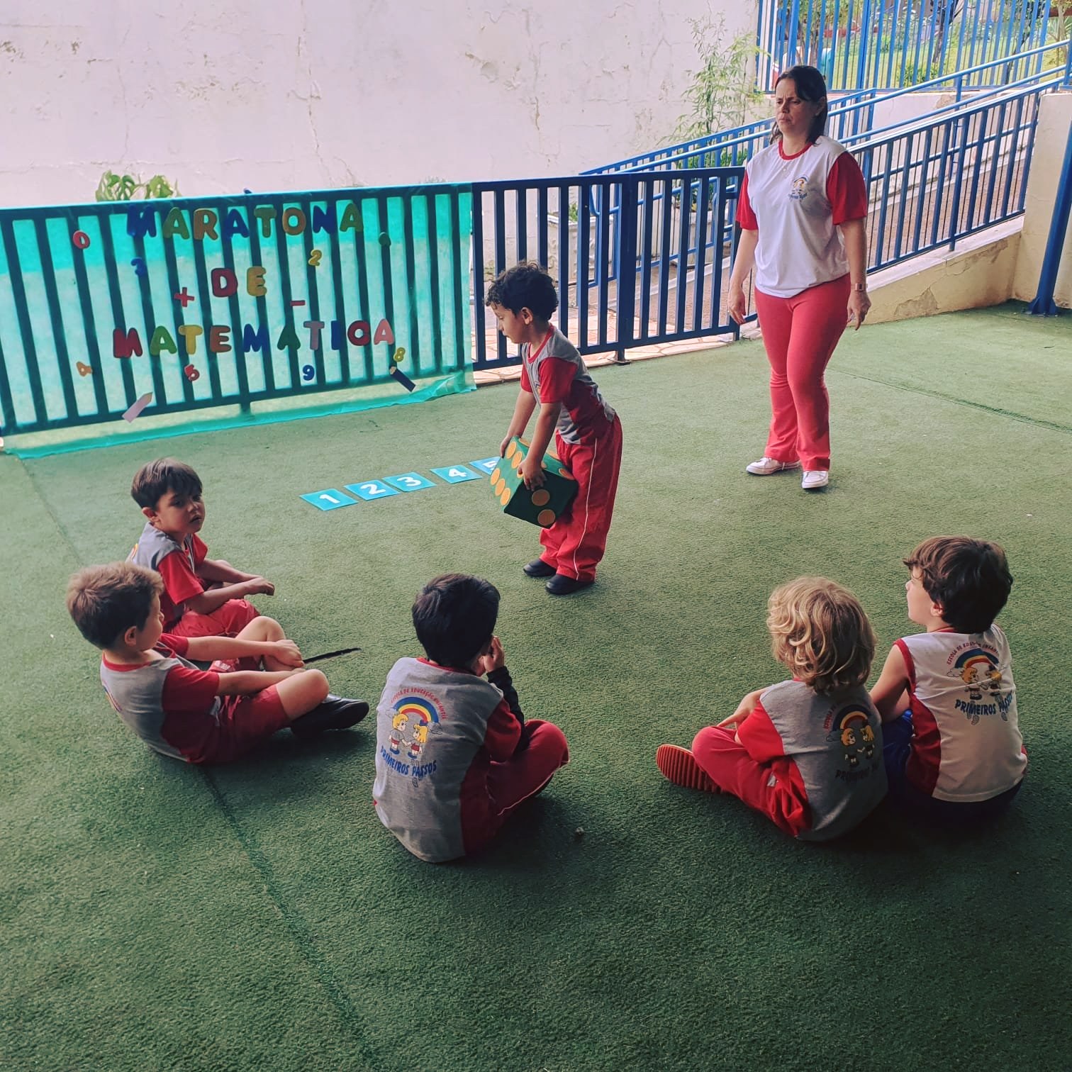 Dado dos desafios – Nível I - Ribeirânia
Durante a Maratona de Matemática, os alunos do Nível I – Ribeirânia -participaram de uma brincadeira em que cada lançamento do dado trazia um novo desafio. Hora de lançar, observar o número sorteado, associá-lo à quantidade e colocar o desafio em prática: 3 pulos, 6 palmas, 1 voltinha... e assim por diante.
De maneira divertida e significativa, a atividade aproximou as crianças de situações matemáticas presentes nas brincadeiras, favorecendo o reconhecimento dos números, a relação entre número e quantidade e a contagem. Afinal, na infância, a matemática também pode estar nos pulos, nas palmas, nos movimentos e, principalmente, na diversão de aprender brincando. #maratoandematematica #matematicadivertida #osnumeros #aprenderbrincando #associacaodosnumeros #primeirospassos #primeirospassoscqb