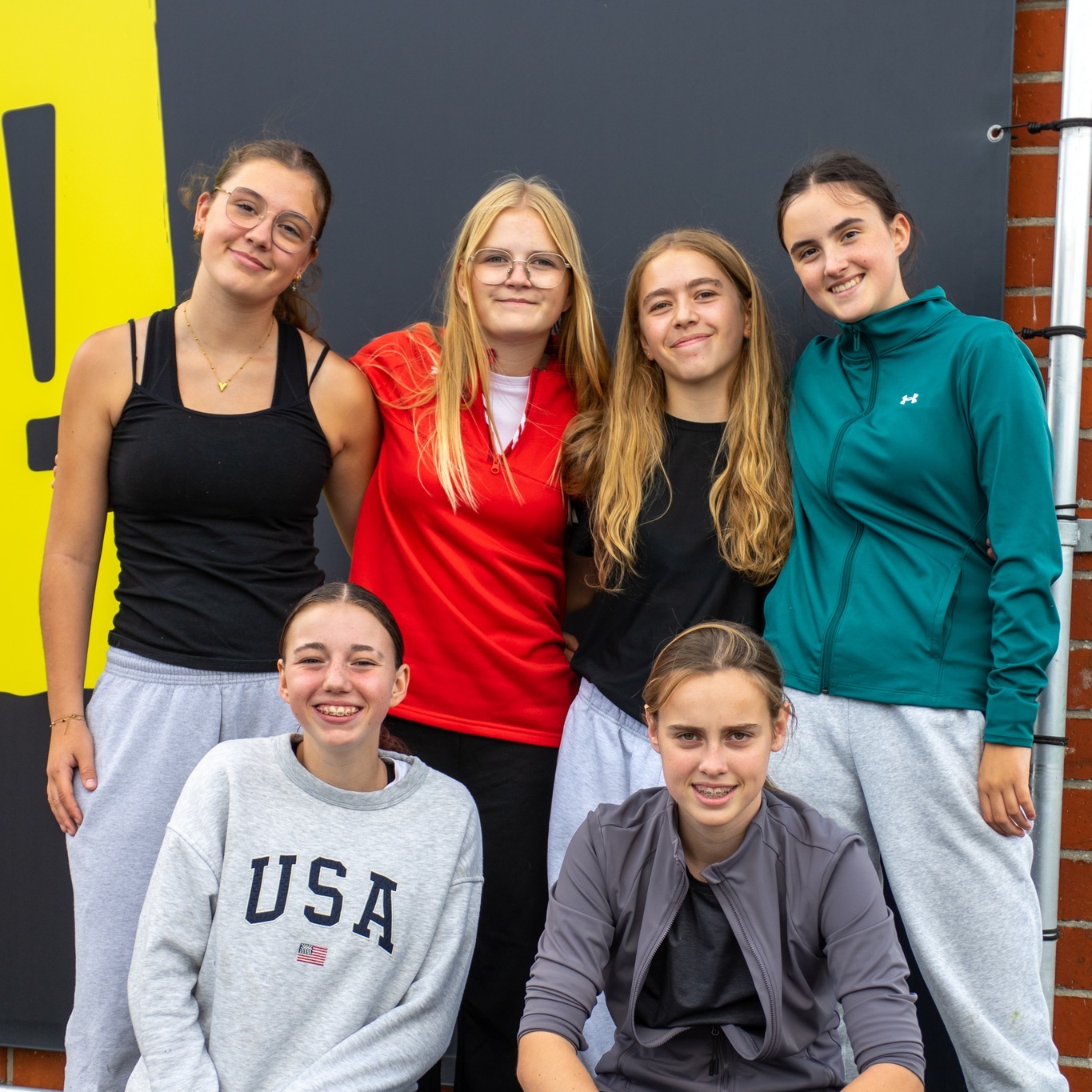 Vorige week was het tijd voor onze sportdag! Een ideale gelegenheid om elkaar buiten de klas beter te leren kennen, samen te sporten en vooral heel veel te lachen.
Aan lachende gezichten geen gebrek… sportdag geslaagd! 🙌