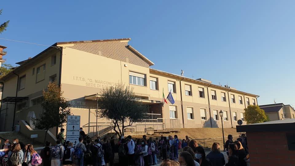 🎒 Zaino in spalla e lo sguardo rivolto al futuro: si parte!
Buon anno scolastico a tutti!
🔔Oggi suona una prima
campanella davvero speciale per noi.
Come associazione degli imprenditori del territorio, festeggiamo ben 7 anni di impegno costante e attività al fianco del MARCONI di Sarsina, una scuola che abbiamo fortemente voluto, sostenuto e visto crescere giorno dopo giorno.
Vedere le aule riempirsi di energia è il premio più grande per il nostro lavoro di squadra. Per questo, inviamo un grandissimo augurio di buon inizio a tutti gli studenti e alle studentesse che oggi tornano in classe! 📖✨
Un saluto e un "in bocca al lupo" particolarmente caloroso va ai ragazzi e alle ragazze della Valle del Savio che iniziano il loro percorso proprio qui al Marconi.👏
Le nostre imprese e tutto il territorio fanno il tifo per voi: accogliete questa avventura con il sorriso, la voglia di imparare e tanta curiosità. 💼💪
Il futuro si costruisce sui banchi di scuola.
Buon lavoro a voi, ai docenti e a tutte le famiglie! ❤️
#Sarsina #Marconi #ValleDelSavio #ScuolaEImpresa #BackToSchool2026 #ImprenditoriInsieme #CrescitaTerritorio