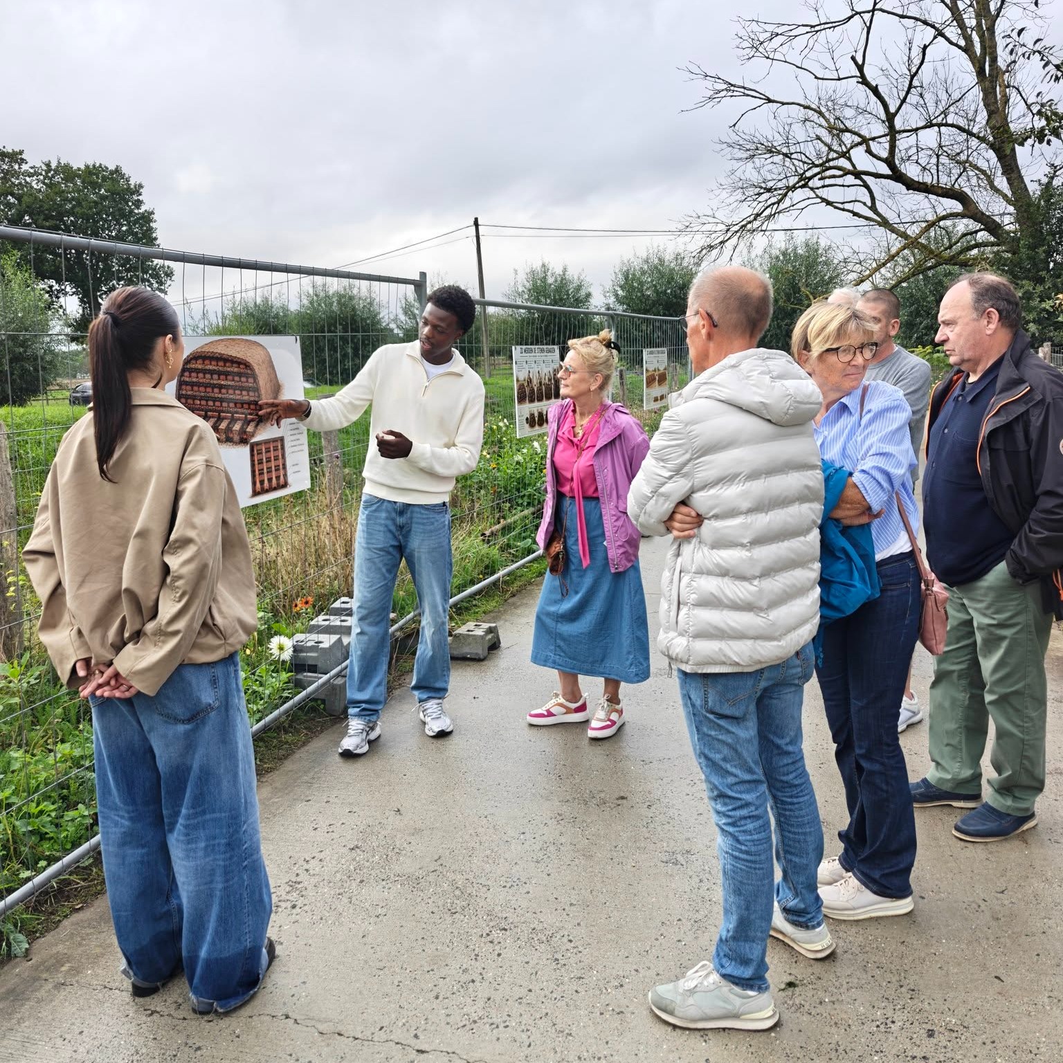 🏛️ Open Monumentendag Deinze
Op zondag 13 september vond de jaarlijkse Open Monumentendag Deinze plaats, deze keer op het grondgebied van Wontergem. Het weer liet te wensen over, maar dat kon niet verhinderen dat er weer prachtige stukjes erfgoed te bezichtigen vielen. Onze leerlingen van het 5de en 6de jaar taal- en communicatie gidsten een hele zondag op één van de stopplaatsen langs het parcours. Ze gaven bezoekers uitleg over de ambacht van het stenen bakken, hetgeen fel gesmaakt werd.
Een dikke proficiat aan onze leerlingen voor hun inzet en enthousiasme!