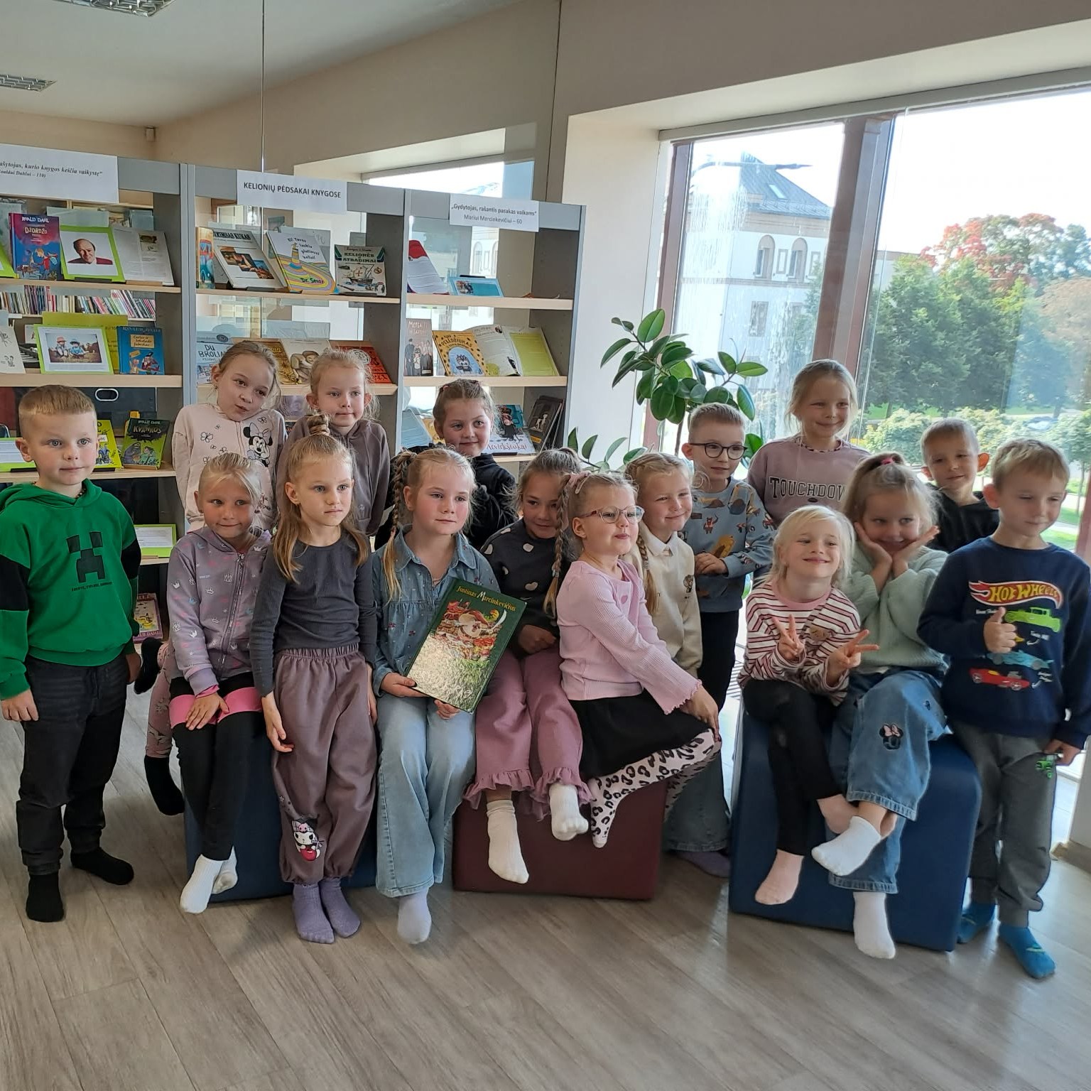 🌞Vis dar žaidžiant saulutei, gražų rugsėjo rytmetį į biblioteką sugužėjo nemažas būrys „Žilvičio“ lopšelio-darželio priešmokyklinio ugdymo grupės vaikučių su mokytoja R. Karsokiene. Smalsūs vaikai leidosi į pažintinę kelionę po biblioteką.
💁♀️Ekskursijos metu jaunieji lankytojai sužinojo, kaip veikia biblioteka, kaip tapti tikru skaitytoju ir kaip teisingai draugauti su knygelėmis. Bibliotekos darbuotojos vaikams vaizdžiai papasakojo, kokį kelią knygos nueina, kol pasiekia lentynas, ir pasidalino paslaptimi, kaip jose surasti pačius įdomiausius kūrinius.
🍄🟫Po įtraukiančios pažinties susitikimas tęsėsi žaislotekoje – vaikai susikaupę klausėsi lietuvių klasika tapusios, šmaikščios Justino Marcinkevičiaus poemos „Grybų karas“. Ši rudeninė istorija įkvėpė mažuosius kūrybinei užduočiai. Gavę specialius paruoštukus, vaikai patys sprendė, kokius miško grybus jie kurs: spalvino juos ir rašė pavadinimus. Neilgai trukus „išdygo“ gausybė nuotaikingų baravykų, raudonikių, lepšių bei pasakiškų musmiryčių.🍄
Smagiai nusiteikę ir pasisėmę kūrybinės energijos, vaikai iškeliavo į darželį pažadėję greitai sugrįžti.❤
#garsiniaiskaitymai