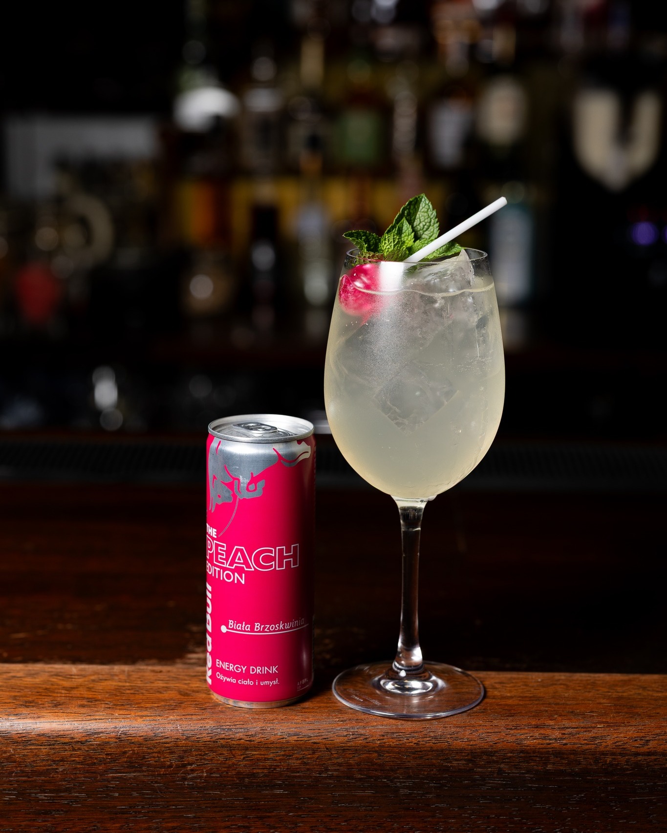 Peach Spritz 🧡 Red Bull Peach Edition, gruszka, wino musujące, cytryna i kwiat czarnego bzu.
Orzeźwiający, lekko owocowy i gotowy na wieczór.
Wpadaj do Papa. Zaczynamy od koktajlu, a reszta soboty? Niech potoczy się sama. ✨