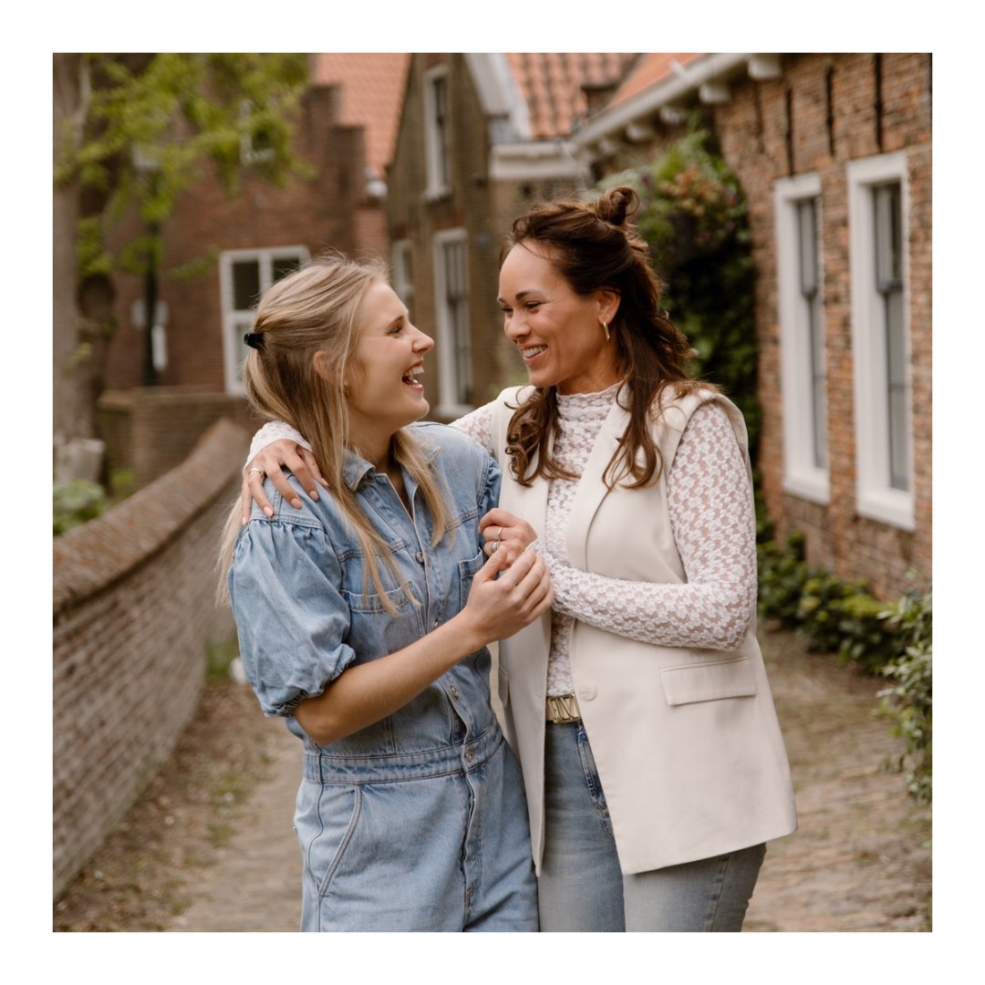 ✨ 6 JAAR ZOË ✨
Vandaag vieren we een mijlpaal: onze praktijk bestaat 6 jaar! 🥂💛
Wat begon als een droom, hebben we samen stap voor stap werkelijkheid gemaakt, tot de mooie praktijk die er nu staat. En als we terugkijken… wat hebben we samen ontzettend veel meegemaakt, beleefd en bereikt.
Ons fijne plekje aan de Pauwstraat 25 in Naaldwijk, waar zoveel bijzondere verhalen zijn begonnen. Een plek waar we dagelijks met liefde en aandacht voor onze cliënten klaarstaan.
In deze zes jaar zijn er circa 1.500 kindjes geboren. 1.500 kleine wondertjes, ieder met een eigen verhaal. Hierbij dragen we de kindjes die we zo ontzettend missen ook in ons hart; de sterrenkindjes ⭐️🤍
We zijn dankbaar voor de mensen om ons heen die onze praktijk mede maken tot wat hij is.
🤍 Voor de ontzettend fijne samenwerking met Kek.Echo.
🤍 Voor onze fantastische assistente Elianne, die achter de schermen zó ontzettend veel voor ons betekent.
🤍 Voor alle verloskundigen die de afgelopen jaren met ons hebben samengewerkt: Sanne, Marieke, Francis en Pascale, ons huidige team, en onze oud-collega’s Shareen, Michelle en Daniëlle. Zonder jullie was onze reis niet hetzelfde geweest.
En dan… wij samen. Kim & Fem. 🥹
Vanaf de kinderschoenen tot waar we nu staan: we hebben dit samen opgebouwd. Met heel veel liefde, energie, enthousiasme én soms een flinke dosis doorzettingsvermogen.
We hebben:
☕️ ontelbaar veel bakkies koffie gedronken
🌙 heel wat nachten overgeslagen om de mooiste geboortes te mogen begeleiden
💭 uren met elkaar gespard om steeds weer de beste zorg voor onze cliënten te kunnen bieden
😂 ontzettend veel gelachen
🥹 samen meegeleefd met de mooiste, maar soms ook de moeilijkste momenten
❤️ en vooral: zes jaar lang lief en leed gedeeld en samen onze droom mogen zien groeien.
Wat zijn we trots op wat we samen hebben neergezet.
En wat is het bijzonder dat we dit avontuur al zes jaar met elkaar mogen beleven.
Op naar nog heel veel mooie jaren, bijzondere ontmoetingen, geboortes, bakkies koffie en verhalen. 🥂✨
Liefs,
Kim & Fem 🤍
