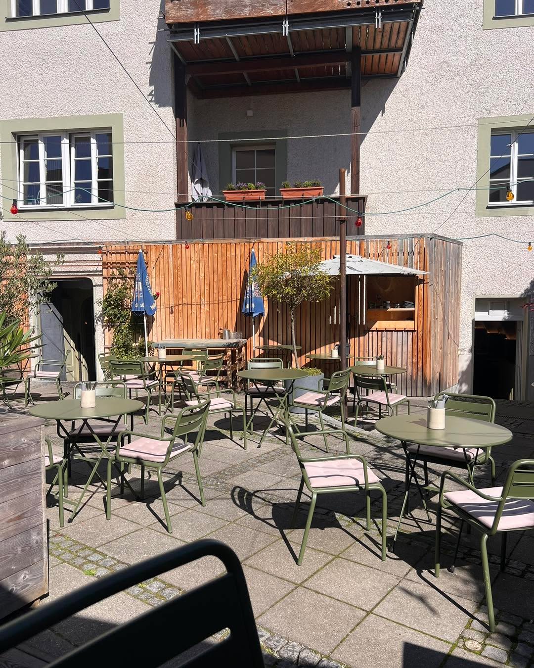 Siamo pronti. ☀️
Genießt noch einmal die Herbstsonne in unserem herrlichen, windgeschützten Hinterhof.
Auf unserer neuen Karte findet ihr unter anderem ein köstliches Risotto mit Kürbis, selbstgemachter Salsiccia & Gorgonzola. So schmeckt der Herbst! 🍂 😋 🥘
#risotto #fuorimenù #gorgonzola #herbst #hinterhof #passau #theresienstrasse #unipassau #oktober #rossetti