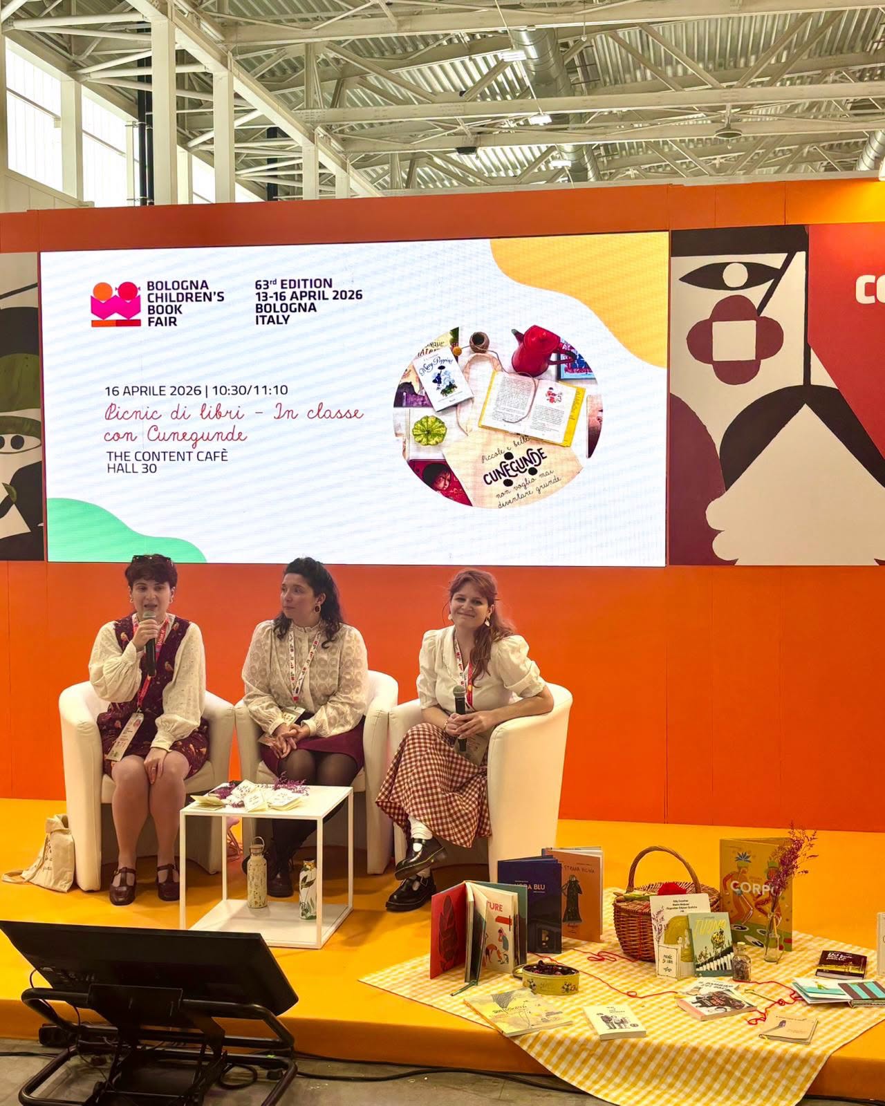 Il nostro piccolo panel 🧺 Picnic di libri – In classe con Cunegunde 🌼
è stato un’occasione rara di incontro e di racconto:
un momento per condividere ciò che,
in questi anni,
abbiamo portato nelle nostre classi.
Con noi c’erano la tovaglia a quadri gialla,
il cestino, ma soprattutto i libri
a cui siamo piĂą affezionate:
quelli che desideravamo avere accanto
per salutare questi giorni di fiera,
che per noi sono ormai una festa immancabile,
un appuntamento che aspettiamo con gioia,
anno dopo anno.
Grazie a chi c’era,
agli abbracci condivisi,
al calore che ci è arrivato 💛