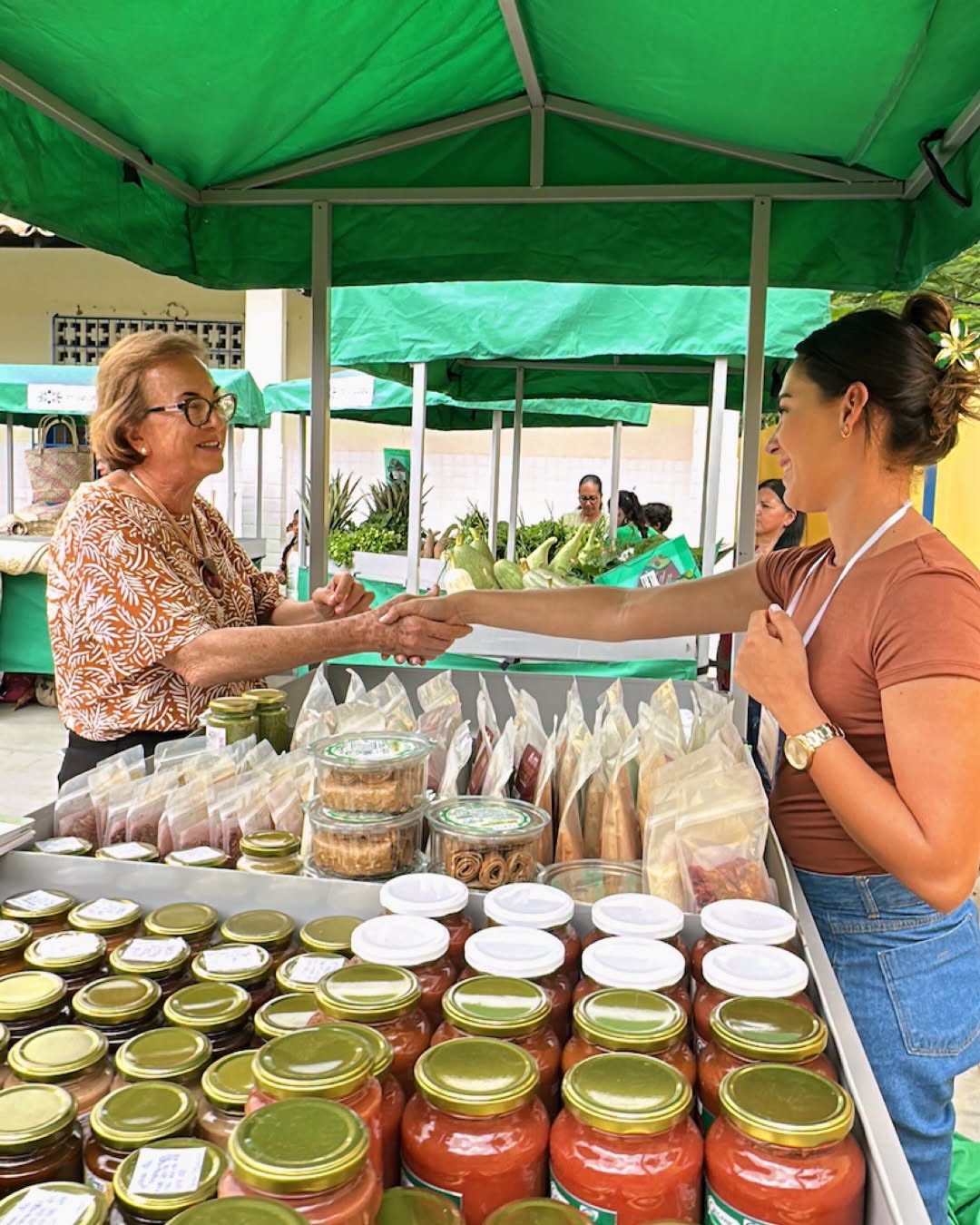 Hoje estive em Palmeiras, participando do “Seminário Territorial Agroecologia tem Mãos de Mulher: elas plantam saúde, elas colhem vida”, um encontro bonito, necessário e cheio de força coletiva.
Foi muito importante acompanhar de perto esse momento de diálogo, formação e valorização do protagonismo das mulheres na agroecologia, ao lado de tantas lideranças comprometidas com a vida, com o cuidado e com a produção de alimentos saudáveis.
O projeto Elas que Alimentam, da SPM Bahia, fortalece redes de mulheres rurais, a certificação participativa e a implantação de feiras agroecológicas, ajudando a transformar a produção das mulheres em autonomia, renda e dignidade. Na região, essa caminhada vem sendo construída com a atuação da Rede de Agroecologia Povos da Mata, que segue semeando organização e colhendo esperança.
Quero registrar minha alegria em dividir esse momento com as companheiras da mesa: Paula Ferreira, do projeto Elas que Alimentam; Flaviane Leite, da SPM; Nelice Rocha Almeida, secretária de Administração e Finanças; Rose Bonfim, da Assistência Social; Carmélia Pereira, representando Elisângela Araújo; e a vereadora Manu, de Palmeiras.
Seguimos juntas, fortalecendo a agroecologia, a organização das mulheres e um projeto de desenvolvimento com justiça social, soberania alimentar e cuidado com os territórios.