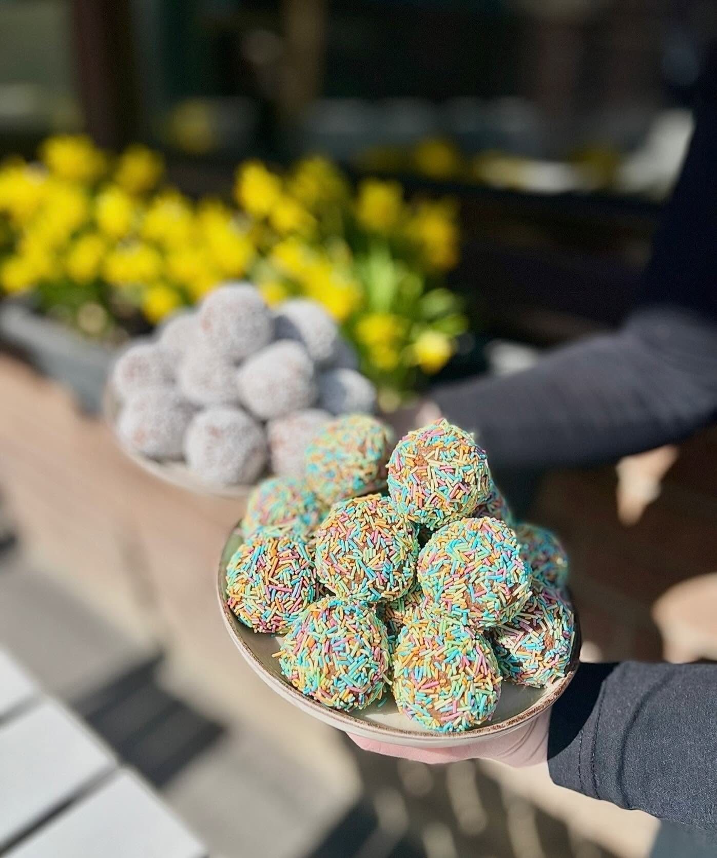 Lite tekniskt strul senare… och färgerna är tillbaka 😅🌈
Välkomna in på en fika i solen ☀️💛
Öppet 08.00–15.00