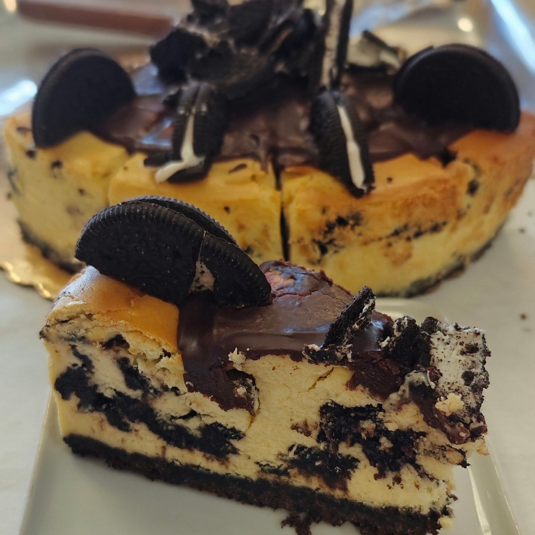 If you’re an Oreo lover, this one’s calling your name. 🍪
Our Oreo Cheesecake is rich, creamy, and loaded with cookies and cream goodness in every bite. Smooth cheesecake meets that classic chocolate cookie crunch — basically the dessert version of your favorite childhood dunk.
Chocolatey, creamy, and just the right amount of indulgent… because sometimes you just need a little Oreo moment.
#senzaglutenfree #glutenfreebakery #oreocheesecake #cookiesandcream #glutenfreedessert #vegaslocals #glutenfreevegas #glutenfreelife