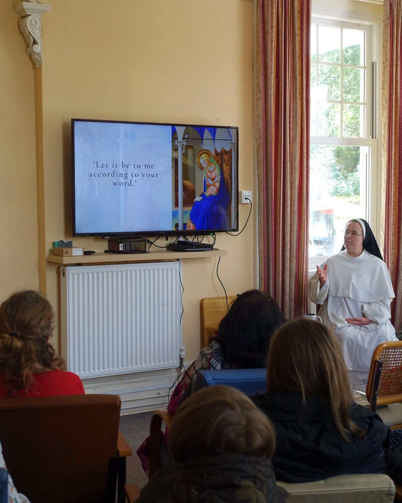 We were glad to host a Women's Retreat Day at our Priory today, organised by the Catholic Mothers Southampton group! Sr Hyacinthe and Sr Carino provided talks, and the day also included Adoration, Mass, opportunity for Confessions, and Rosary. We are so inspired by these women and their families; may God bless them and Our Lady guide them all ❤🙏😇
#womensretreat #priory #mission #catholicmothers