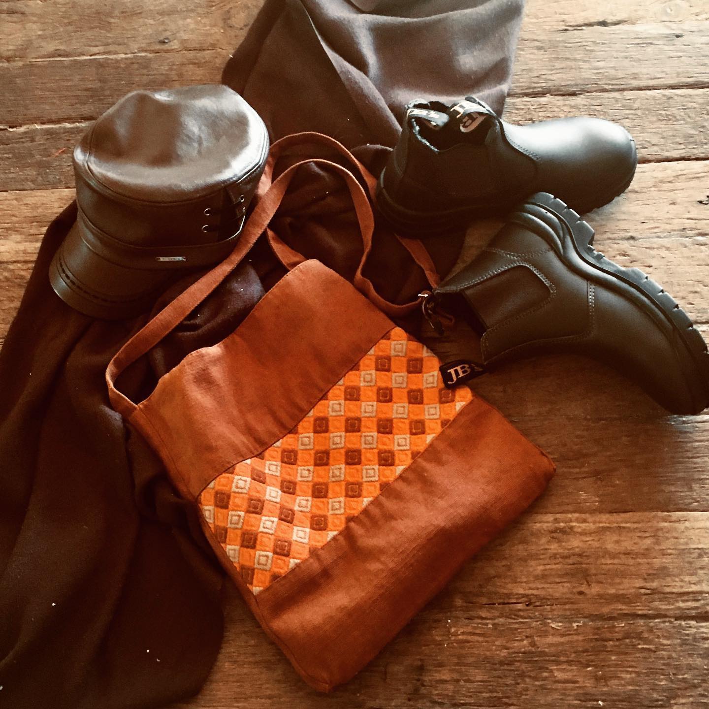 Weekend style sorted... Team your fav jeans 👖 with a classic white shirt and, stand out with warm cafe tones ... Diamond 💎 Free Spirit Bag by CFFT only at Elegant Emu.... #elegantemu #CFFT #cristinaforfairtrade #adavale #visitquipieshire #fairtrade #brownbag #erhicalbrand #ethicalstyle #fairtradefashion #designerbags #fairtradebags #saturdayswag #SayItFair #styletips #giftsforher🎁 #bestbags #onlineshopping #freeshipping #standoutstyle #slowfashion #slowfashionstyle