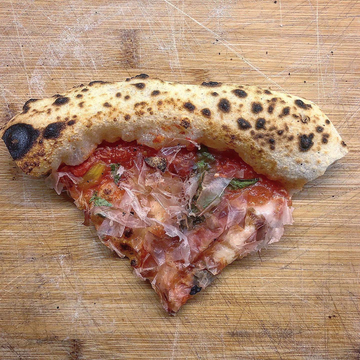 How to get a leopard pizza crust 🐾
I have tried many ways to create this result and I found out that cooking the pizza in the upper oven with grill function on for the last 2-3min, gives a consistent result! 😍
Try this out and let me know 🍕