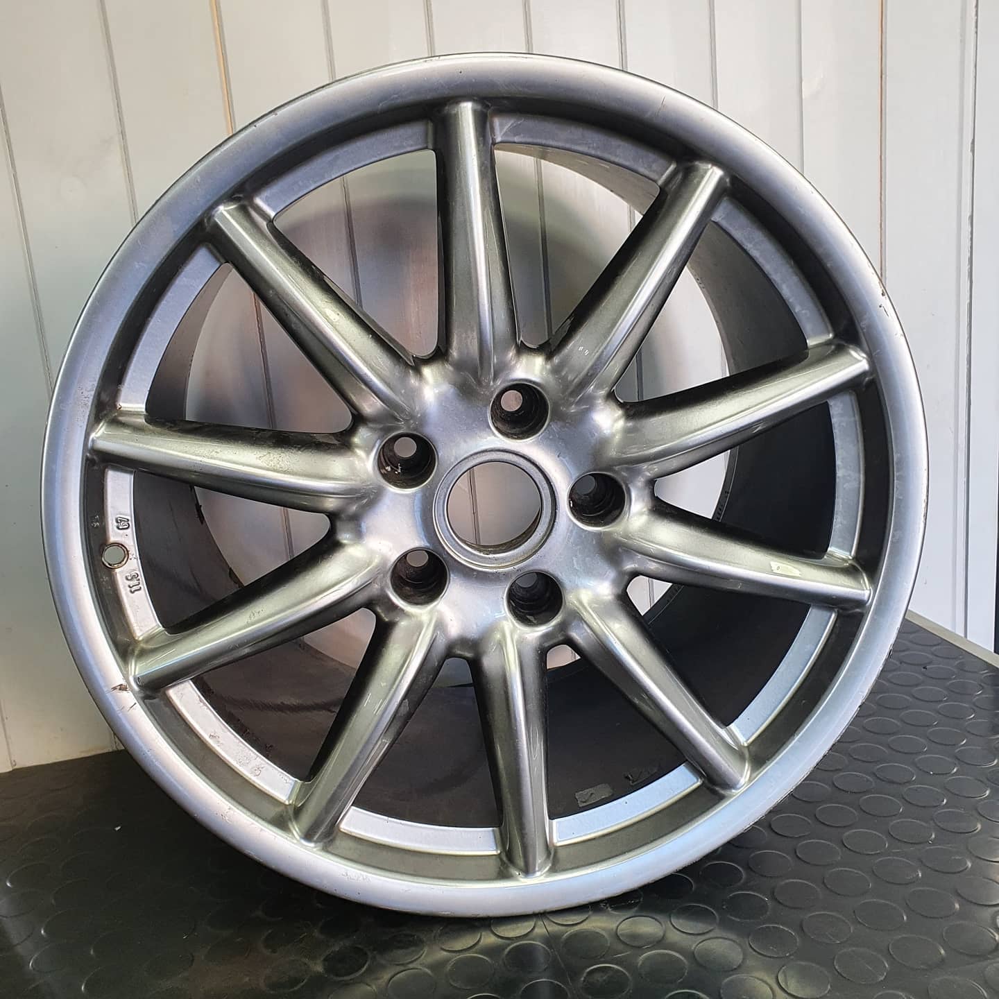 From silver to black and diamond cut for these Porsche wheels 😍 Swipe Left 👈 - #wheelrefurb #wheelrefurbishment #alloyrefurb #alloyrefurbishment #alloyrepair #powdercoating #diamondcut #alloywheels #wheelcolourchange #porsche #bmw #mercedes #ferrari #audi #london #essex #southwoodford #creativewheels