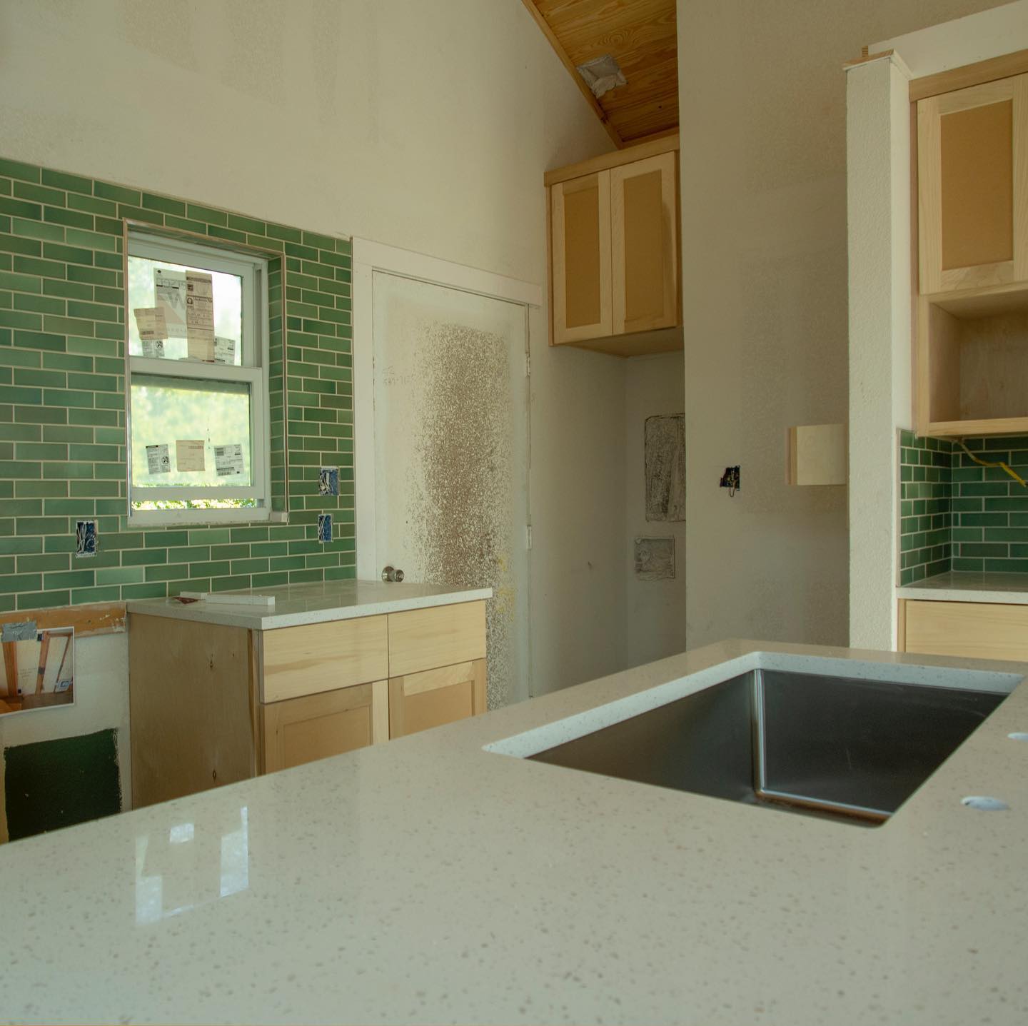 Still a work in progress, but we couldn’t resist sharing this gorgeous Meadow Green tile from Heath Ceramics. @heathceramics @tilemakestheroom