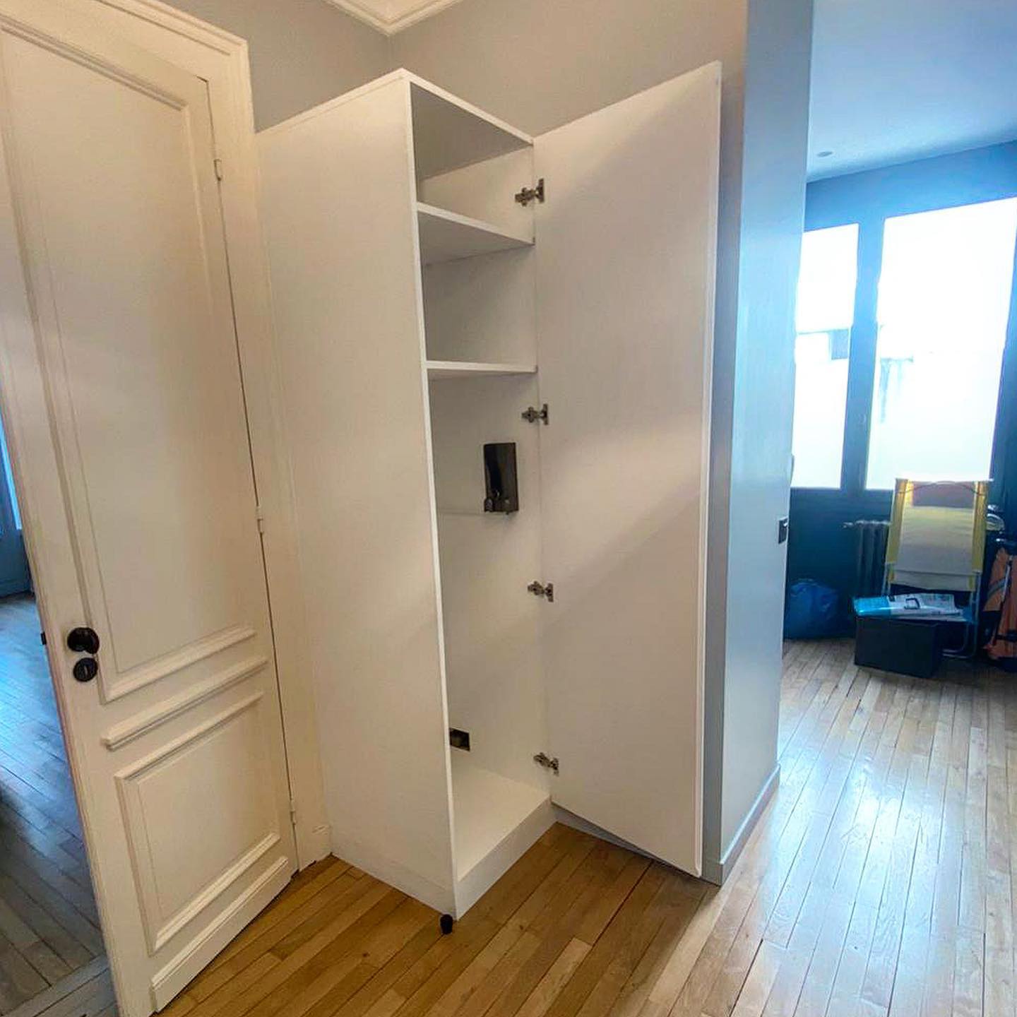 Réalisation d’une armoire en bois sur mesure à porte battante à poignée invisible 🚪
#menuiserie #menuiseriesurmesure #wooddesign #menuisier