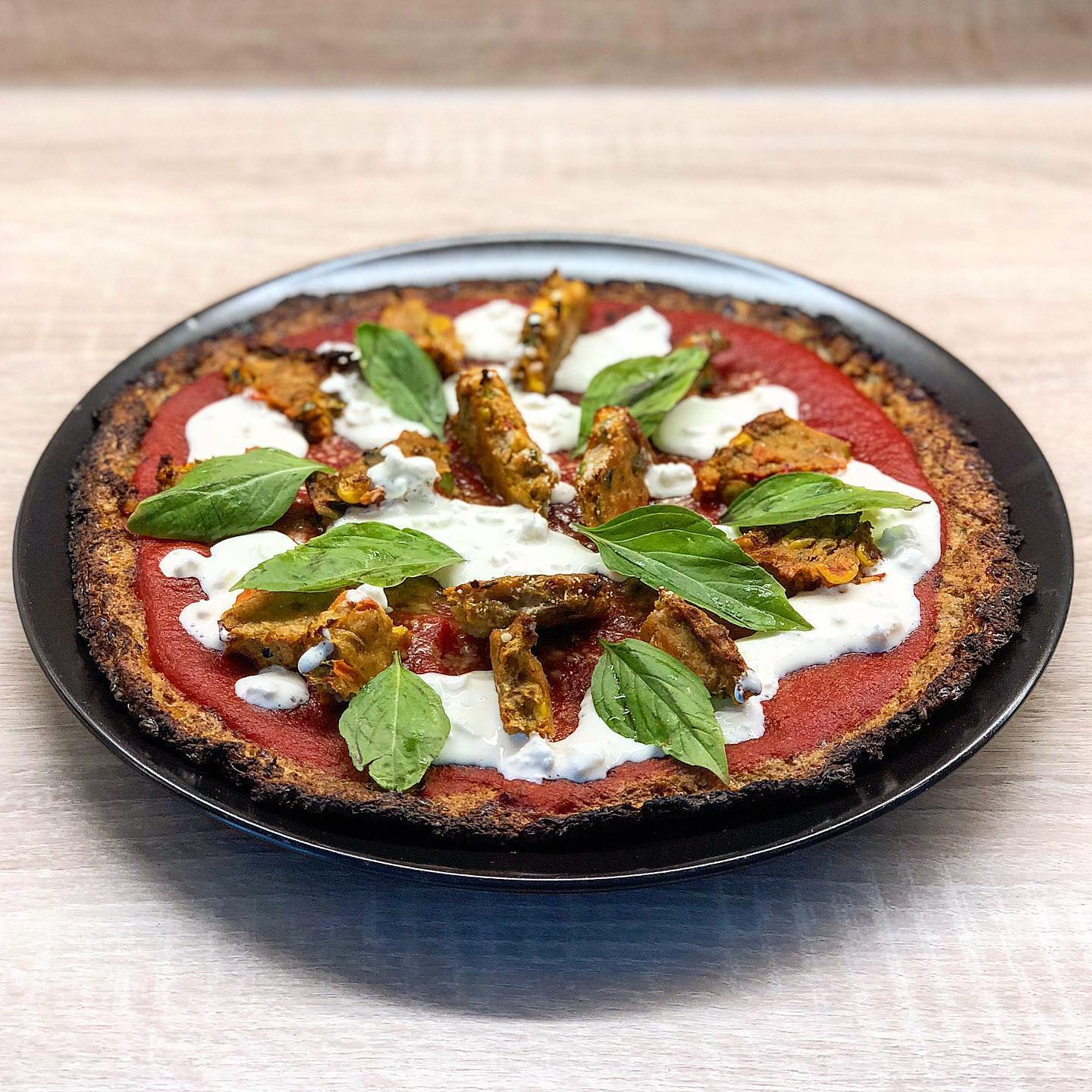 🚨ALERT 🚨 in this post you are allowed to insult me, to unfollow me and to tell me I am not Italian 👇🏻👇🏻👇🏻 CAULIFLOWER PIZZA 🍕 (if we want to call it in this way) with tomatoes sauce, soja hamburger, cottage cheese and Thai basil 😭
For each person that will ask me the recipe, a tear will fall down my face 😂
Enjoy the fluffin...sorry the lightness 🤣