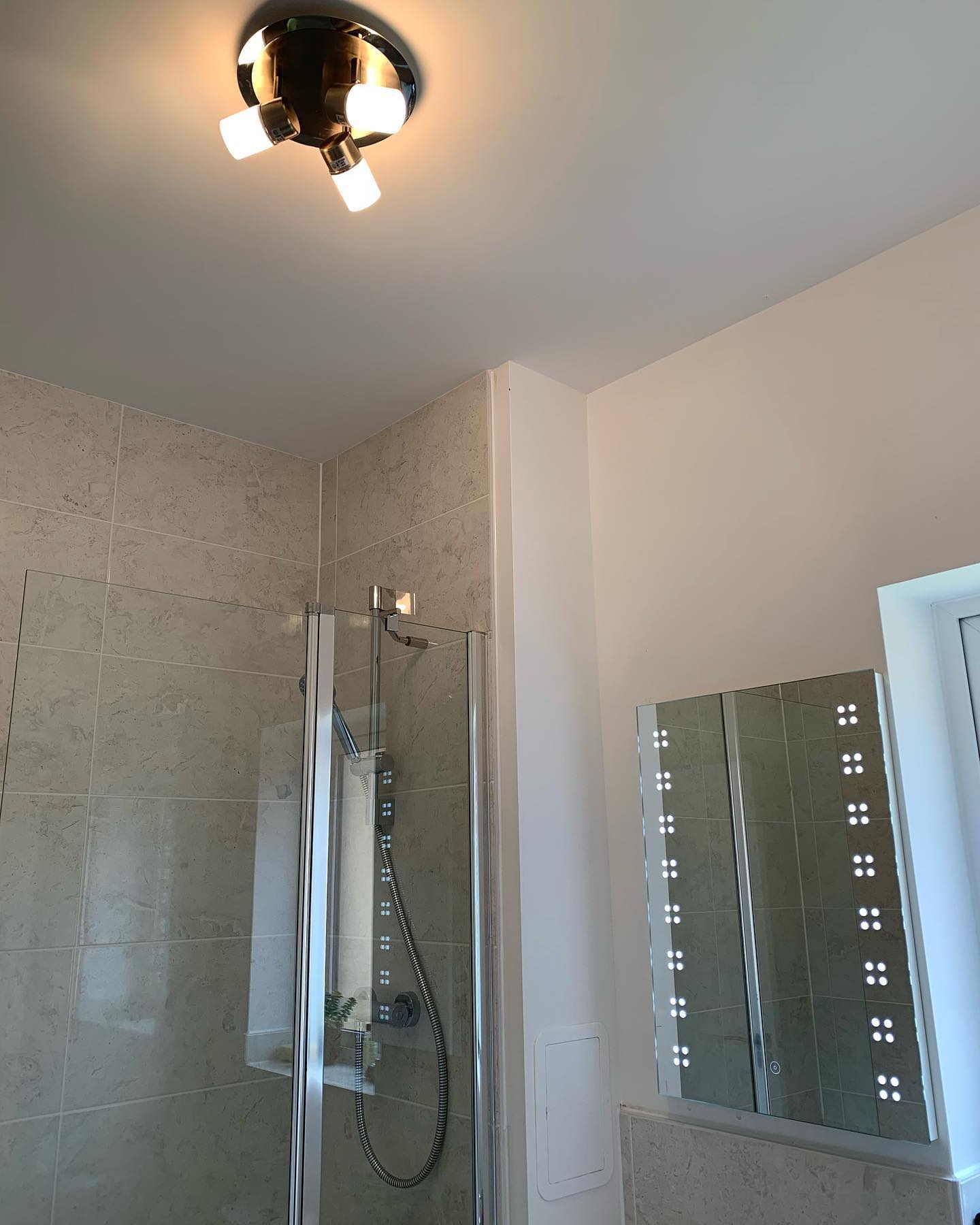 Bathroom light fitting changed, and a couple of mirror cabinets installed. Great place to charge your toothbrush!
.
.
.
.
.
.
.
.
.
.
.
#tt #electrical #TTElectrical #electrician #london #Local #friendly #design #bathroom #mirror #light #charger #ensuite