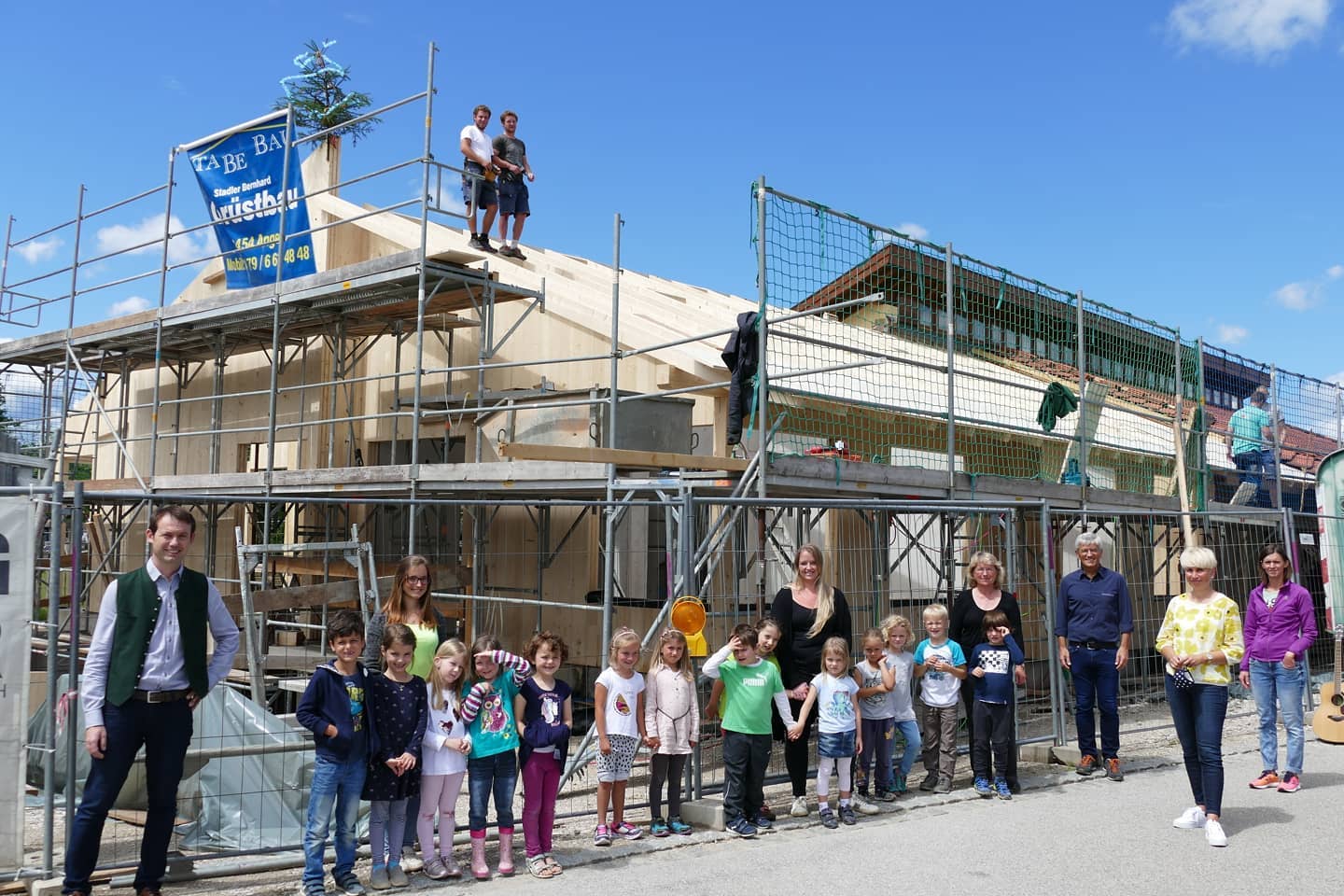 Der Anbau an unser Haus für Kinder St.Martin in Saaldorf nimmt schön langsam Form an. So konnten vergangene Woche die Zimmerer, wie es sich gehört, den Firstbaum anbringen. Vielen Dank für die saubere Arbeit die bisher geleistet wurde.👍🍀 Und vielen Dank an die Kinder für das schöne Lied, "Hei-di, hei-da, mir Soidorfer Kinder wir sind da"😀
#saaldorfsurheim #kindergarten #holzbau