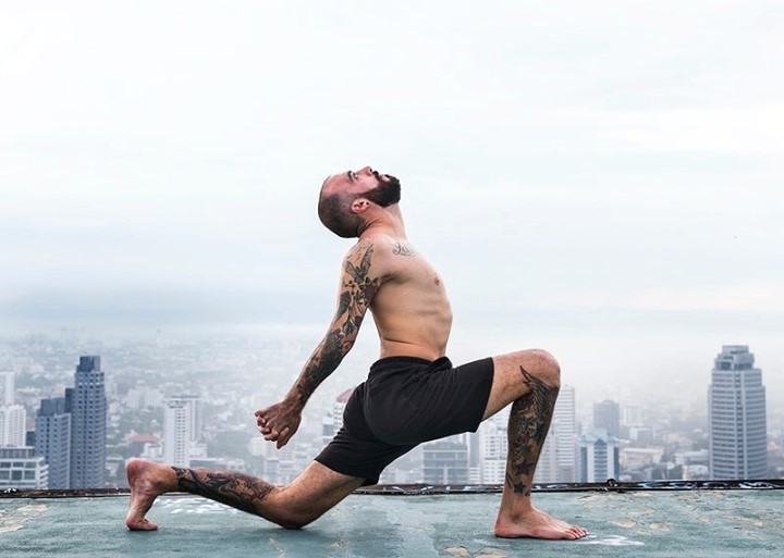 🔎 Encuentra tu inspiración en los rincones más inverosímiles y disfruta de tu espacio. 🈸
Deja que tu práctica y tus posturas se conviertan en una extension de tu cuerpo.
💹 Crea tu flujo de energía y agradece cada momento como un regalo excepcional. 🦄
🤹 Disfruta del privilegio de ver la luz cada mañana. 🌈