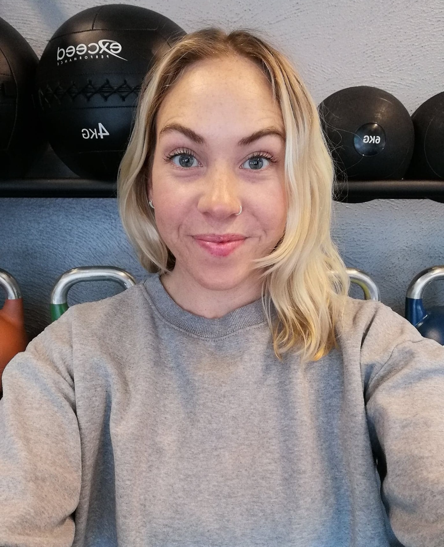 "5 KJAPPE" med Kristin ❓❓❓
🍍HVORFOR BEGYNTE DU Å STUDERE ERNÆRING?
Jeg hadde tidlig interesse for ernæring og hvordan maten påvirker prestasjon på trening og i konkurranse. Jeg så også at mange hadde et anstrengt forhold til mat, myter og dietter florerte og jeg ønsket rett og slett og skaffe meg kunnskapen selv slik at jeg kunne hjelpe folk å navigere i dette uendelige ernæringsuniverset!
🍍HVA VET DU NÅ, SOM DU SKULLE ØNSKE DU VISSTE FØR DU BEGYNTE Å STUDERE
At karbohydrater IKKE er farlig! For å være helt ærlig var jeg redd karbohydrater, og brød var min verste fiende før jeg begynte å studere. Jeg tenkte at karbohydrater ville gjøre meg "feit" og at jeg da ikke ville prestere i idretten min. Så feil kan man ta! Etter å ha fått en bedre forståelse for hvilke funksjoner karbohydrater har i kroppen, har karbohydrater blitt min beste venn både for å kunne prestere på trening og får å få i meg de næringsstoffene kroppen min trenger.
🍍HVA ER DIN FAVORITTGRØNNSAK OG HVORFOR?
Min favorittgrønnsak er poteten. Poteten passer til alt og den kan tilberedes på så mange forskjellige måter. Den kan kokes, bakes, stekes, moses og man kan til og med lage potetgull! Du kan også gå for potetens Cadillac: Søtpoteten.
🍍FORTELL OSS EN FUN FACT OM DEG SELV
Jeg bor på vann ⛵, spiser paprika som et eple og har i flere anledninger tilbragt tid på et Hare Krishna tempel 🙏
🍍HVIS DU BARE KUNNE GI ET KOSTRÅD, HVA HADDE DET VÆRT?
Spis mer bær, frukt og grønt!🌱 Vi vet at mat fra planteriket er bra for oss, så hvorfor ikke spiser mer av det?😁
Har du flere spørsmål til Kristin? Fyr løs i kommentarfeltet😁🥑