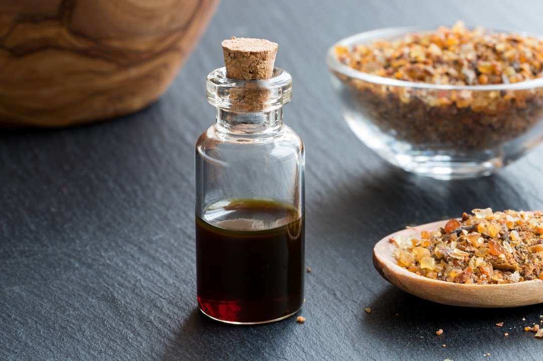 🌴 Je vous propose de découvrir une huile Christique, la Myrrhe...
" Elle nous invite au lâcher-prise, qu'importe ce qui a été ou ce que les autres nous ont fait; elle nous amène vers un regard bienveillant mais lucide par rapport à nous-même et nos propres travers, nous invitant à l'acceptation de notre propre responsabilité.
Accueillir, accepter et pardonner (d'abord à soi même d'avoir accepté l'inacceptable et ensuite aux autres) pour nous libérer de nos frustrations, de nos haines ou sentiments de vengeance et de nos rancoeurs.
Il s'agit d'un chemi de vie qui nous récompensera par une vie plus légère et joyeuse où l'amour véritable et juste finira par trouver sa place."
Jutta Lenze - Les huiles essentielles féminines
Merci de l'avoir lu ⛩
http://keiko-shiatsu.com
#santementale #keikoshiatsu #shiatsulyon #bienetrelyon #doinlyon #aromatherapielyon #massagelyon #santenaturelle #huileessentielles #energetiquechinoise #medecinechinoise #acupression #developpementpersonnel #sérénité #psychologiepositive #moonclublyon #formationaromatherapie #holistique #soinénergétiquelyon #santementale