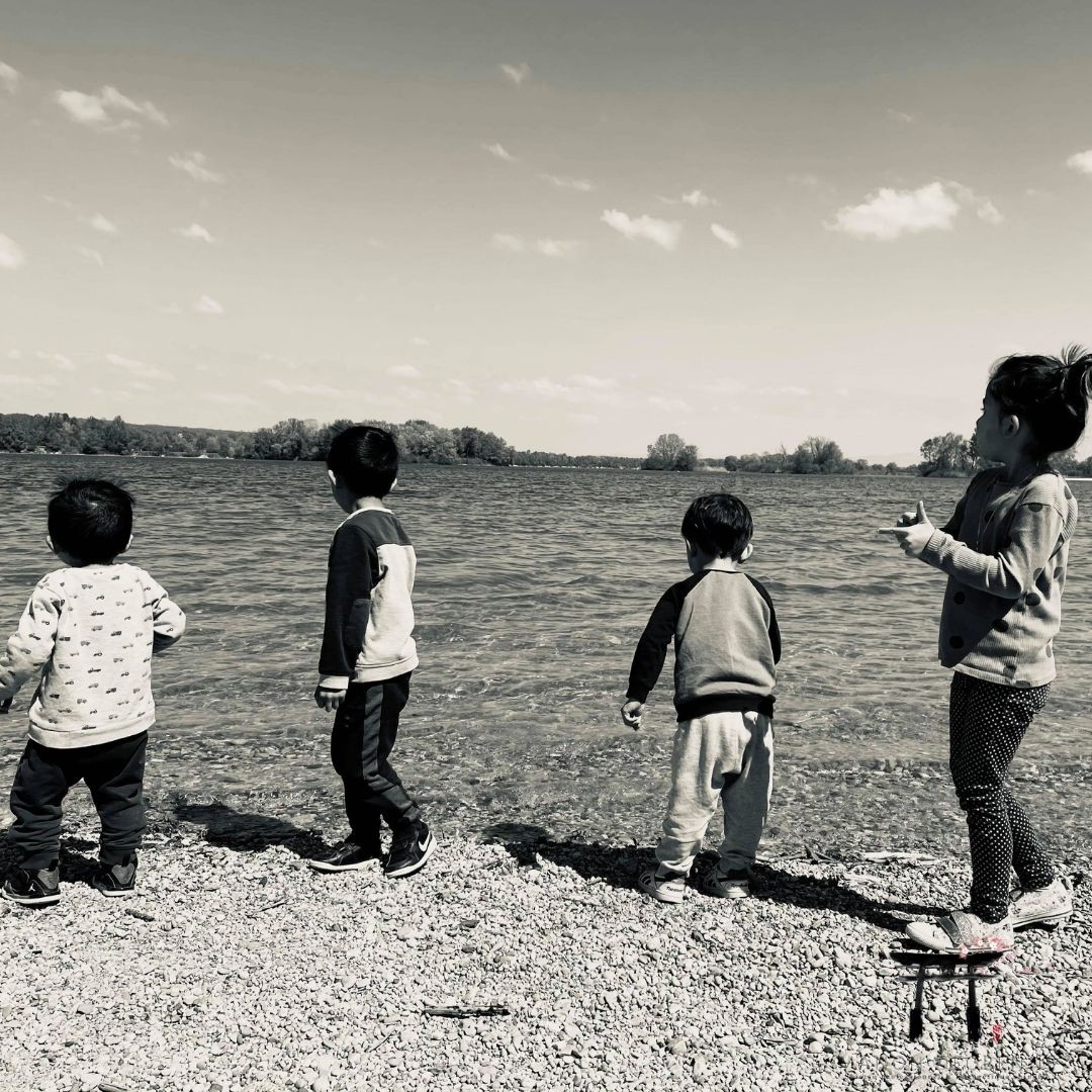 😇 Nos enfants sont des étoiles qui viennent nous rappeler d'où nous venons et pourquoi nous avons décidé de venir nous incarner.
🌠 Ils sont un cadeau, une étincelle de vie d'un autre monde, ils nous ont choisi et nous portons la lourde responsabilité de les guider en leur apprenant à rester connecter avec leur âme et de garder leur cœur grand ouvert. D'écouter leur petite voix intérieure qui leur rappel pourquoi ils ont décidé de venir s'incarner auprès de nous...
🌞 Ces petits êtres amènent l'amour absolu, le "je t'aime" sincère qu'ils souhaitent avoir en retour et qui se déverse sur le reste du monde pour le rendre plus beau.
🌟 Leurs yeux s'émerveillent de tout ce qui touche au divin, que beaucoup d'adultes ont éteint parce qu'on leur a dit que c'était inutile de s'émerveiller, que la vie était dure et triste...
🙏 Merci à vous, les enfants, de nous faire sourire, rêver, d'être entier.
Merci d'être vous...
Je vais finir cet article par une phrase que mon collègue aime souvent dire : "On ne choisit pas d'avoir un enfant, on accepte de l'accueillir..."
Merci de m'avoir lu ⛩
http://keiko-shiatsu.com
#santementale #keikoshiatsu #shiatsulyon #bienetrelyon #doinlyon #aromatherapielyon #massagelyon #santenaturelle #huileessentielles #energetiquechinoise #medecinechinoise #acupression #developpementpersonnel #sérénité #psychologiepositive #moonclublyon #formationaromatherapie #holistique #soinénergétiquelyon #enfantsheureux