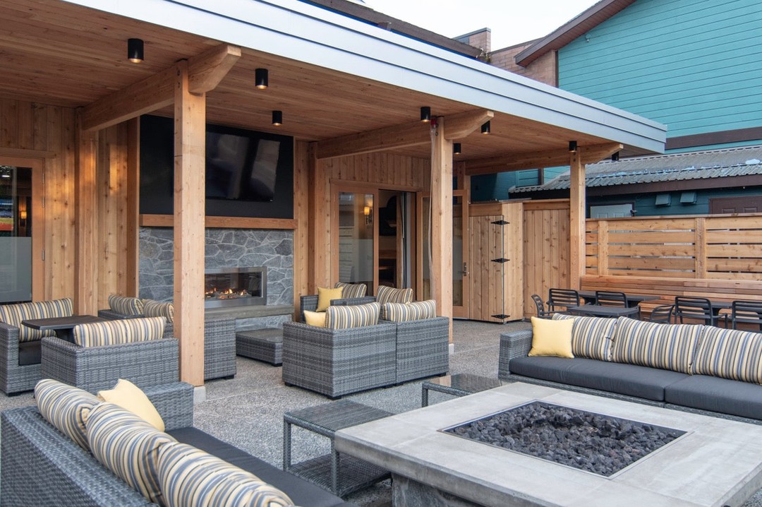 Did you know Woodley's Patio, is the only Patio on Salt Spring Island with a GIANT outdoor Flat Screen TV!?!
Sit back in the sun and watch the Playoffs on the Hottest patio in town!