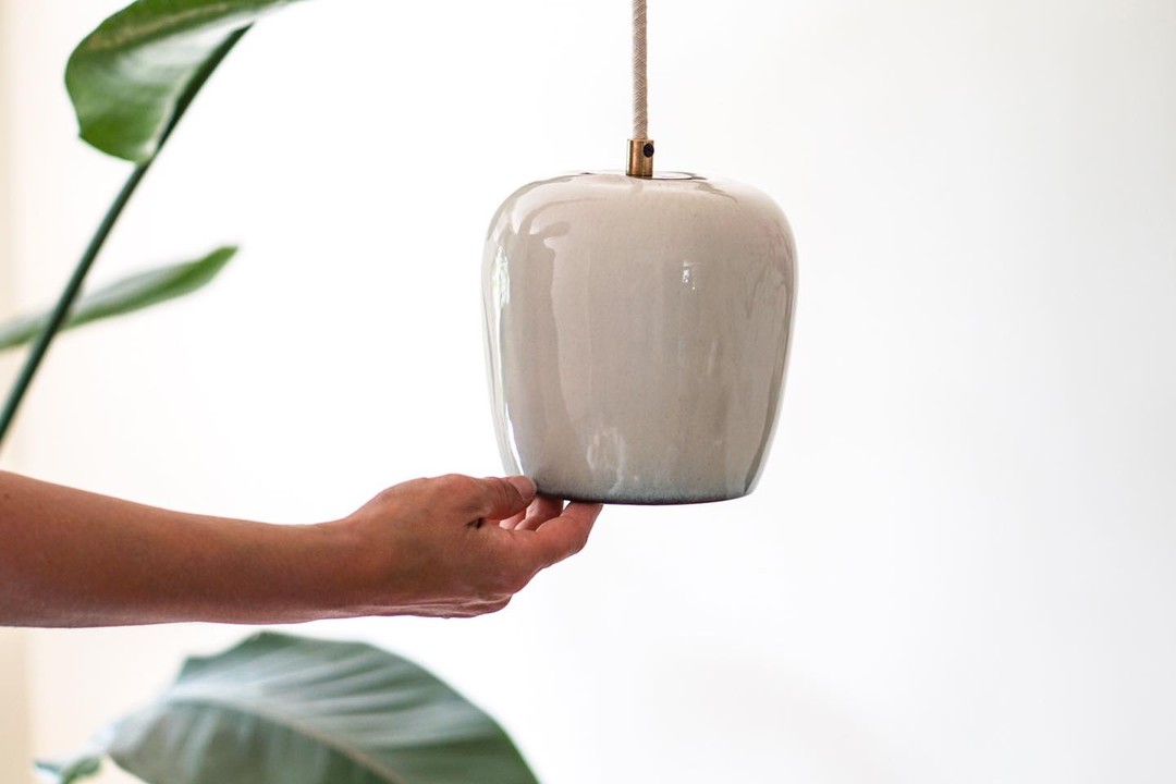 Une ptite nouvelle, disponible à 1001 pots cette été!
#1001pots #luminairedesign #poterie #ceramiquecontemporaine #lampendesign #livingroomdecor #livingroomdesign #decoration #decoromagazine #faitauquebec #faitalamain