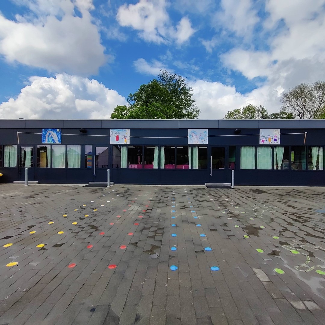 De donkere gevel van basisschool het Bollebos kreeg een subtiele opfrissing met enkele echte kindertekeningen! Door middel van hi-resolution scanning konden we de tekeningen moeiteloos uitvergroten en als stickers printen. De wasdraad, wasknijpers en houten palen zorgen ervoor dat alles mooi blijft hangen. 😀 #belettering #stickers #kindertekeningen #scan #basisschoolbollebos #anzegem #exidesign