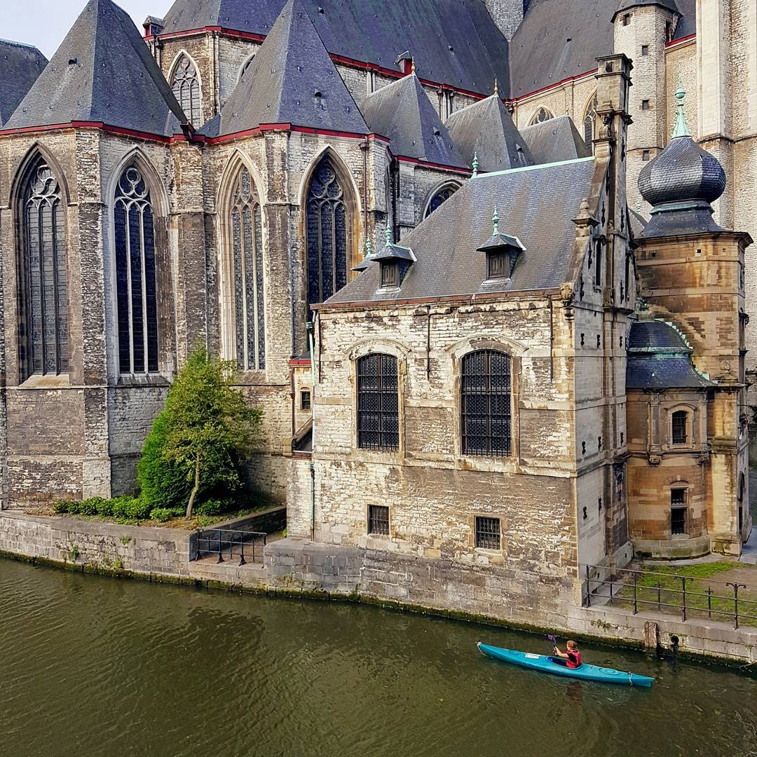 Kayakking in the historical centre is a unique experience. Floating next to churches, the castle or the green parts of the city.