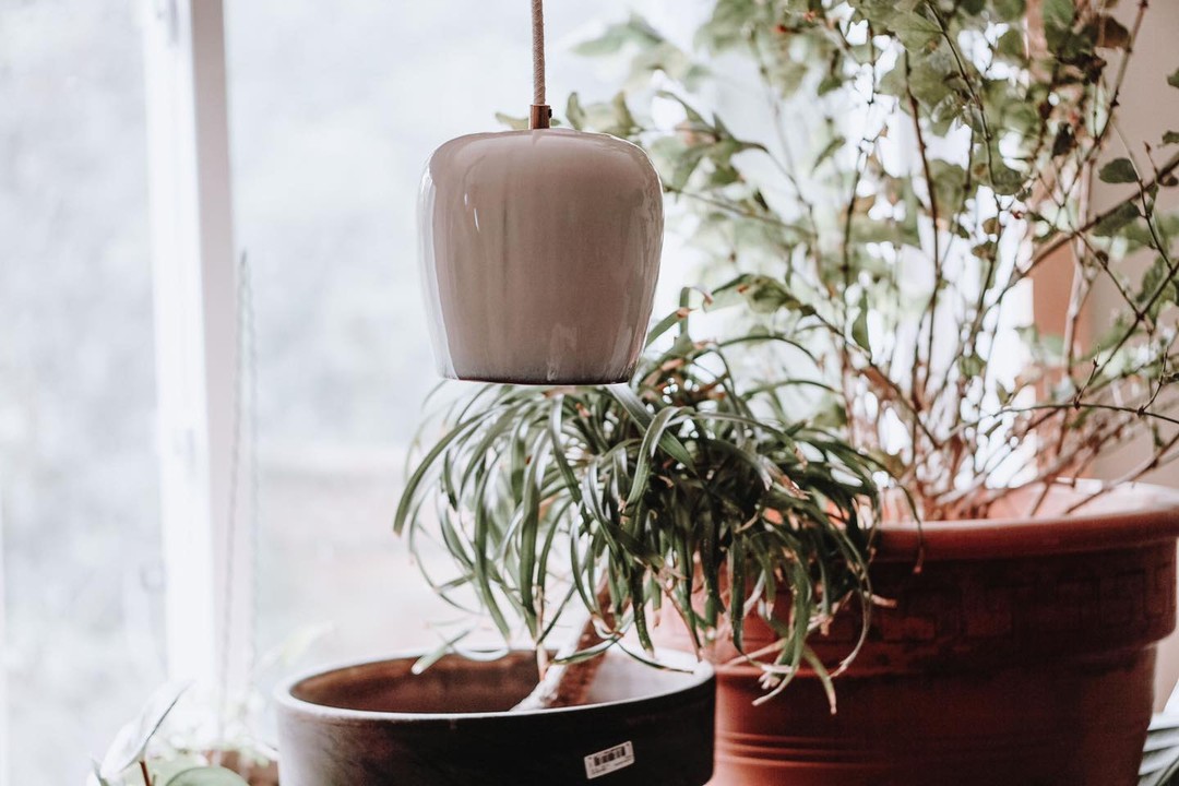 Disponible à 1001 Pots… et plusieurs autre modèles.
#faitauquebec #faitalamain #ceramics #ceramique #luminaire #pottery #poterie #metiersdart #pendant