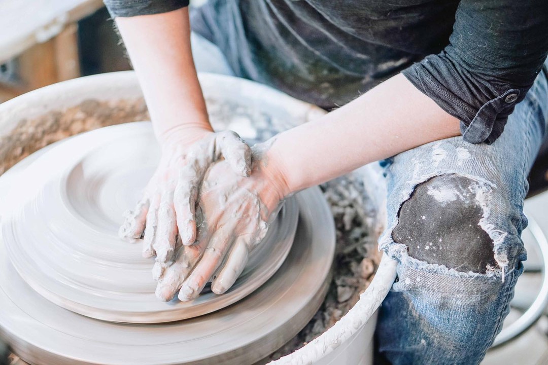Je suis fière de vous présenter Atelier 542, notre école de poterie qui ouvrira ces portes en Septembre à St-Eustache!!
Partager, aimer, abonnez-vous ou même inscrivez-vous bientôt sur notre site!