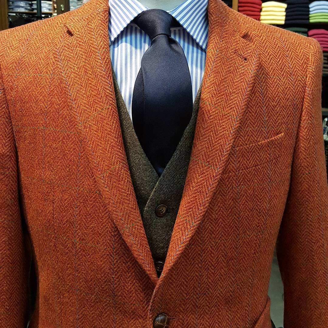 âą Tenue d'Automne âą
#waistcoast #jacket #tweed #wool #tie #poplin #shirt #dapper #buttondown #tattersall #gentleman #chic #countrychic #lambswool #hunting #aktkinsons #madeinengland #paris #shopformen #tailoring #gentlemen #tie #comptoirdeschemises