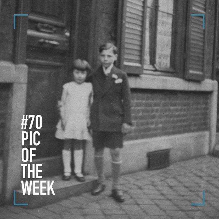 #PicOfTheWeek #70 Une photo par semaine.
L'avantage (ou l'inconvénient je ne sais pas trop...) d'avoir des ancêtres issus de familles nombreuses est d'avoir des situations assez cocasses.
Par exemple, sur cette photo, à gauche, la petite fille est ma grand-mère, Raymonde, née en 1926. Elle se tient à côté d'un jeune garçon qui s'appelle Paul. Il est née en 1916. 10 ans d'écart séparent donc ces deux jeunes enfants. Quel lien ont-ils?
Et bien Paul est l'oncle de Raymonde. Il est le dernier enfant de la fratrie du père de Raymonde, père qui lui est le premier de la fratrie né 14 ans plus tôt que Paul.
J'imagine que cette situation permet d'établir une relation plus forte. Malheureusement, Paul décède à l'âge de 40 ans... ce qui est jeune.
Raymonde & Paul MILLET.
#photoancienne #genealogie #genealogy #famille
#family #familytree #renaudscalbert #ancêtre
#ancêtres #ancestors #oldphotographs #photo #photography #photographie #tourcoing #relation #oncle #nièce #igers #igersfrance #souvenirs #millet