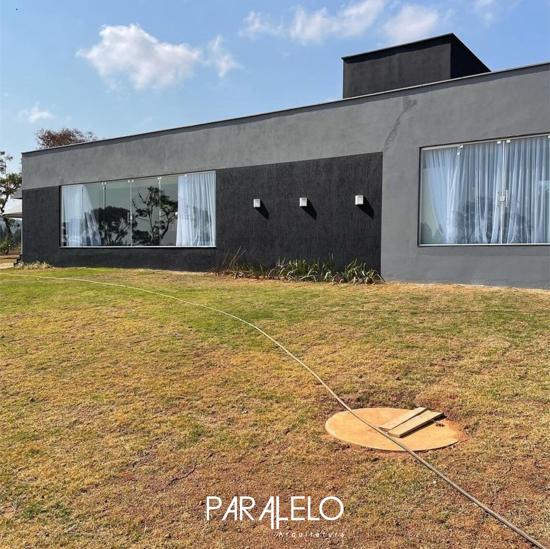 Obra finalizada e com alegria de dever cumprido!
Uma casa de 2 suites, banho social, sala, jantar, cozinha e despensa.
No meio do verde, com muito vidro e espaços conectados!
.
.
.
.
.
.
.
.
.
#arquiteto #arquitetura #obra #projeto #casa #reforma #construção #fachada