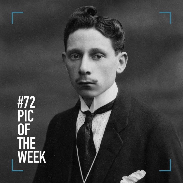 #PicOfTheWeek #72 Une photo par semaine.
Un visage neutre, triste. Je ne me rappelle pas l'avoir vu sourire sur une photo. Il a connu la guerre, il a été fait prisonnier. Ces évènements n'ont pas dû aider à esquisser un sourire. Mais pour autant, il formait un très joli couple avec sa femme qu'il a épousé à l'âge de 24 ans. Il s'agit d'ailleurs d'une photo prise à l'occasion de son mariage. De sa détention, il en revient perturbé, plus lui-même. Il prends du poids, n'agit pas forcément comme il le souhaiterait. Mais les hommes de cette branche ont du mal avec les sentiments, en parler, les partager... Cet homme est décédé bien avant qu'il ne devait, à l'âge de 47 ans.
Raymond Edouard SCALBERT (1897-1944), mon arrière grand-père.
#photoancienne #genealogie #genealogy #famille
#family #familytree #renaudscalbert #ancêtre
#ancêtres #ancestors #oldphotographs #photo #photography #photographie #tourcoing #relation #roubaix #guerre #igers #igersfrance #souvenirs #scalbert #sentiment #feelings #portrait