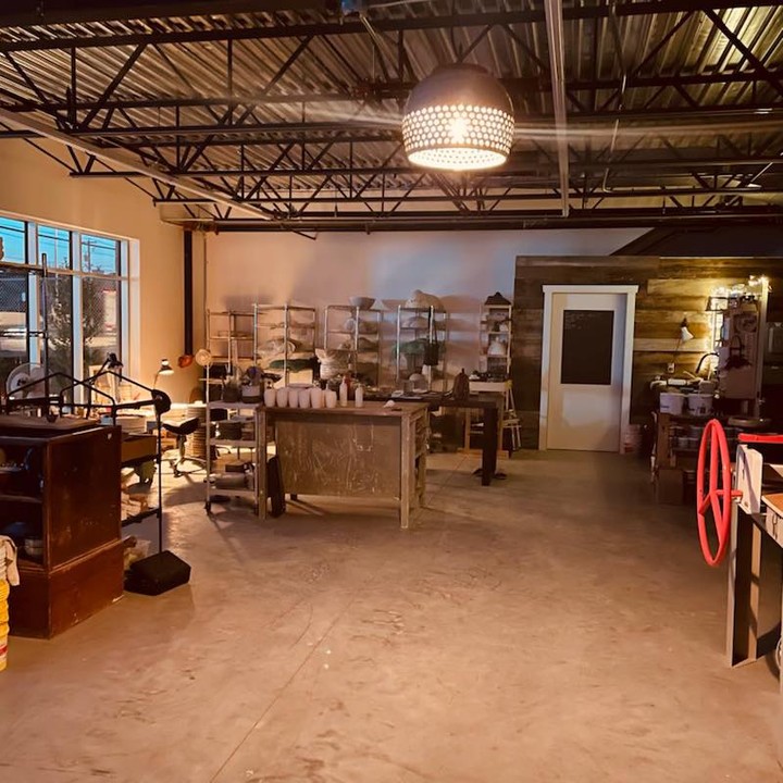 Les dernières semaines ont été rempli d’aménagement d’atelier, de questionnement, d’installation de finition.
Je suis extrêmement fière de vous présenter notre nouveau local!!
Les cours de poterie vont bon train et là production est repris.
Cette belle aventure de vivre de ma passion pour la poterie est vraiment excitante!!
J’adore ma job!!