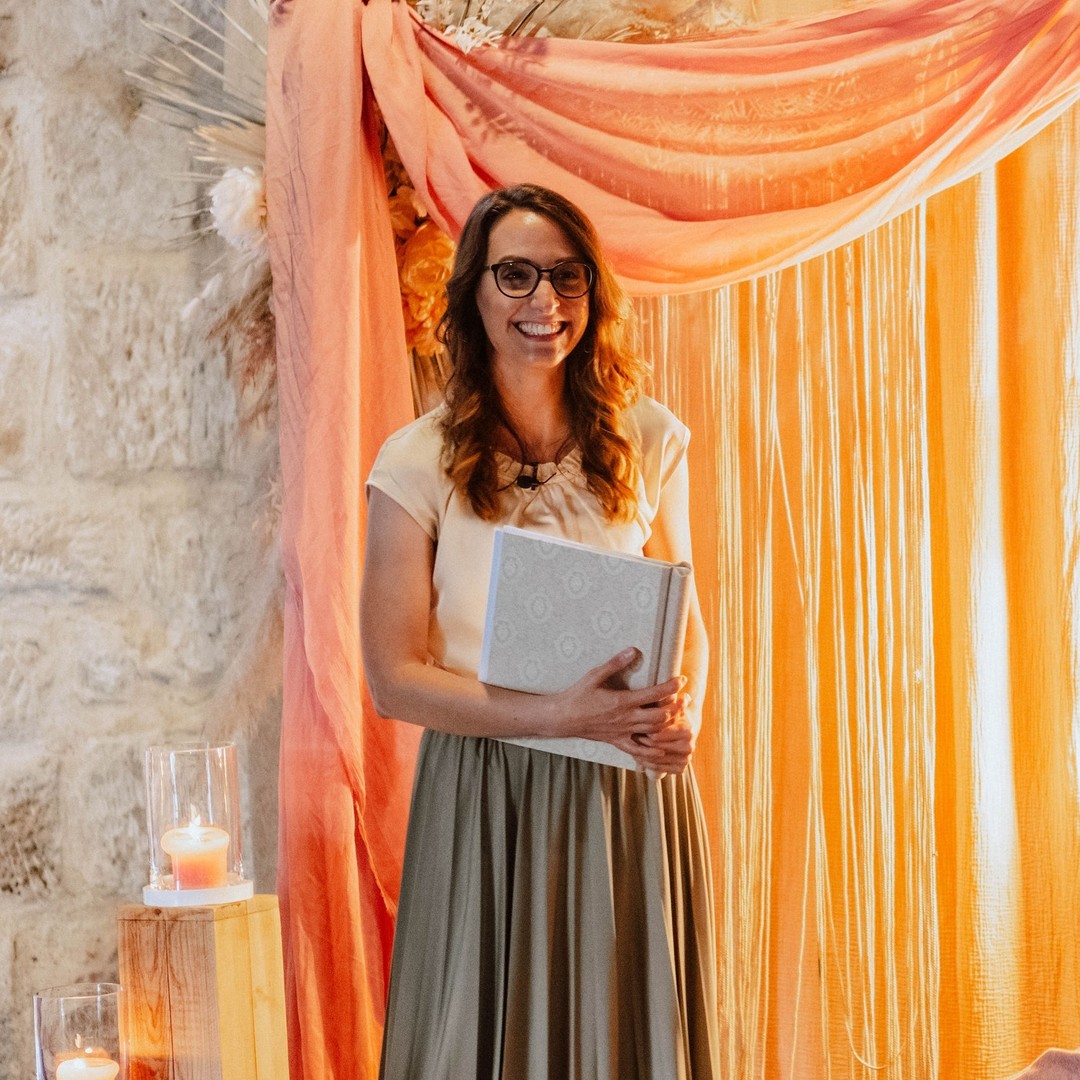 Anja
Darf ich vorstellen: Anja - unsere immer gut gelaunte, naturverbundene und reisebegeisterte Geschichtenerzählerin
Anjas Leben ist kunterbunt. Nicht nur aufgrund ihrer Toleranz allen Menschen gegenüber. Sondern auch, weil sie es liebt, mit lustigen bunten Socken in den Tag zu starten. Wir haben noch nicht herausgefunden, ob das der Grund ist, dass Anja immer gute Laune versprüht. Auf jeden Fall steckt sie uns damit und mit ihrer positiven Lebenseinstellung an 🌞.
Anja ist tänzerisch aktiv, verbringt viel Zeit in der Natur und gerne auf Reisen. Das Geschichtenerzählen über die Liebe ist Anjas Passion: Die besonderen Momente der Hochzeitspaare festzuhalten, in wunderschöne Worte zu packen und damit die Liebe sichtbar und für die Gäste erlebbar zu machen.
Erlangen ist Anjas Heimat und damit der perfekte Ausgangspunkt für eure Freie Trauung in ganz Franken. Dank ihrer reiselust folgt sie den Hochzeitspaaren aber überall hin. Ihr wünscht euch eine außergewöhnliche Trauung? Auch dafür ist Anja immer zu haben.
Über das Kontaktformular (Link in Bio) könnt ihr ganz unkompliziert mit Anja Konakt aufnehmen.
Alles Liebe
Silke
__________
Bilder vom WeddingWorkshop:
Organisation und Planung @liesabaier_fotografie & @worte_fuer_die_ewigkeit
Fotografie: @liesabaier_fotografie, @biancasaugenblicke.de, @simonemaar_fotografie, @daniela_weinreich_fotografie
Trauredner-Team: Alina, @traurednerin.anja, Jasmin und @freie.traurednerin.kira von @worte_fuer_die_ewigkeit
Deko: @ckideal
Hair&Make-up: @astridstiller_visagistin
Papeterie: @anneriemer.design
Videographie: @freudentraenenfilms
Brautkleider: @mein.gluecksmoment
Schmuck: @schnickschnackschoen
Herrenausstatter: @greiffmode
Sängerin: @rebeccaschelhorn
Hochzeitstorte:@torten.ecke
Brautpaare: @yoga_with_doris_ & @benbeckermuc und @Silke Heller & @Andreas Heller
#freietrauung #freietrauung2022 #freierednerin #freierredner #traurednerinfranken #hochzeitsinspiration #braut #hochzeitsideen #hochzeitinfranken #hochzeitinoberbayern #hochzeitbayern2022 #heiratenbayern #verlobt #verliebtverlobtundbaldverheiratet #traumpaar #heiratennürnberg #heiratennürnbergerland #heiratenerlangen #heiratenbamberg #heirateningolstadt #liebe