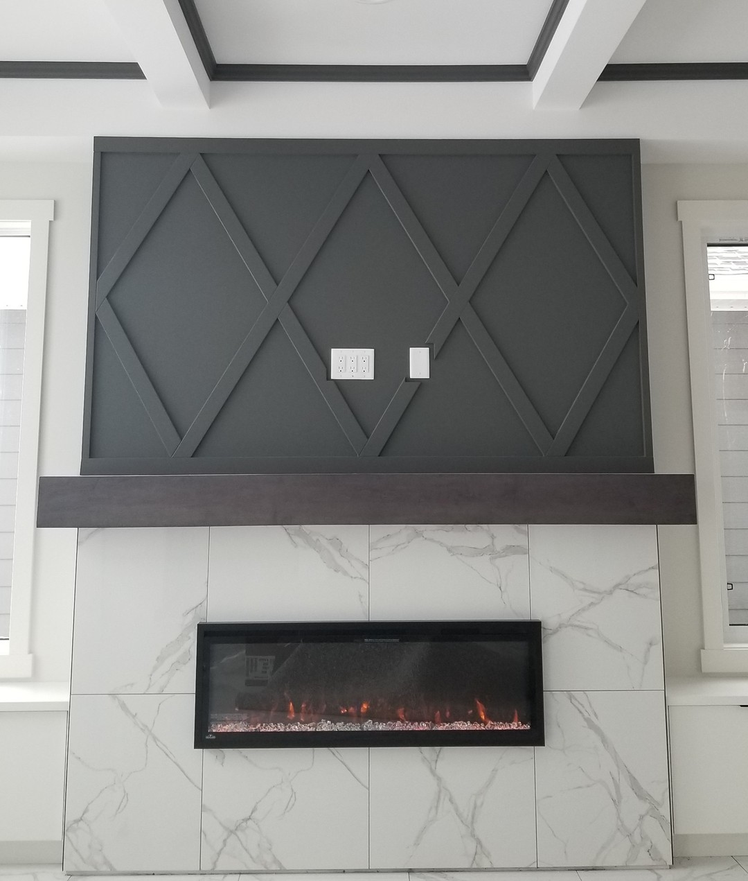 Here's another shot of a feature I did for Selkirk @jeremy_selkirk, after the painters went through -- and some extra pics of the black crown moulding I put up in the ceiling I posted a while back, love the addition of depth it brings.
#lawrencefinishing #fireplace #fireplacefeature #blackwall #livingroominspo #fireplacedesign