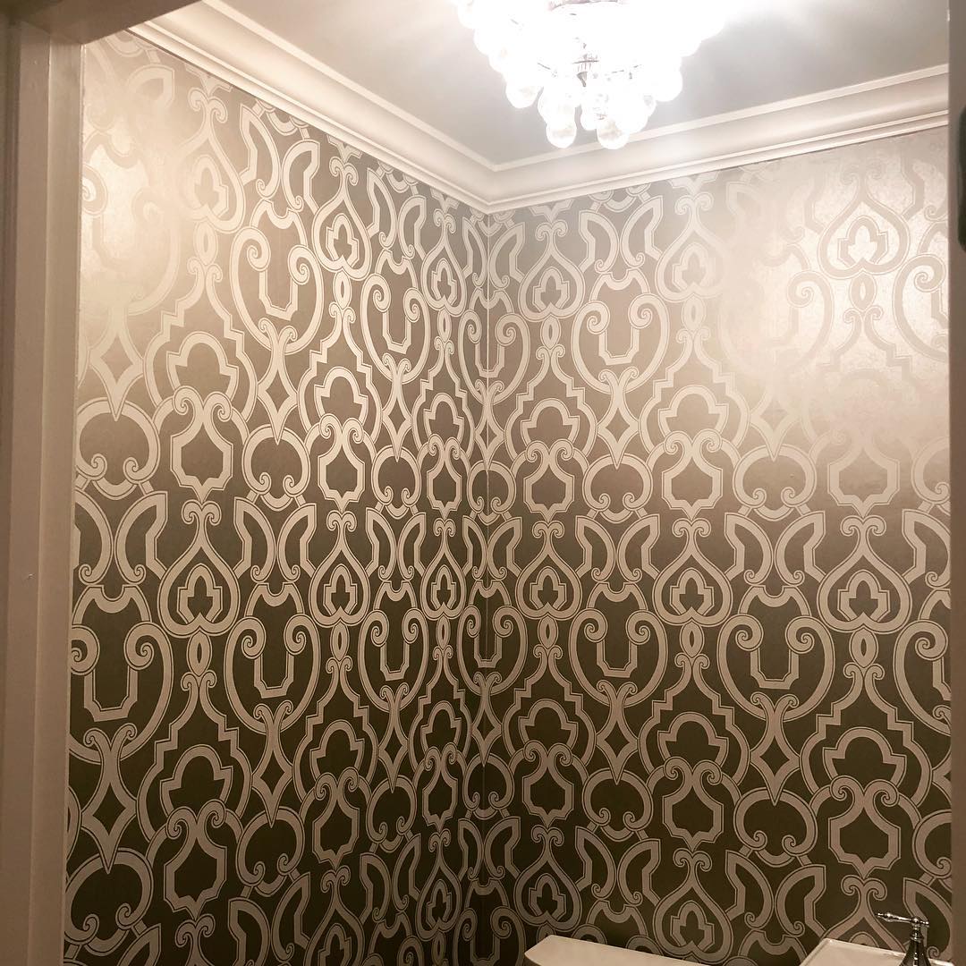 This powder bath is going to be sexy AF! @thibaut_1886 #wallpaper #interiordesign #austininteriordesign #austininteriordesigner #metallic #powderroom #jewelbox #chandelier #pretty #glamourous #elegant #trellis