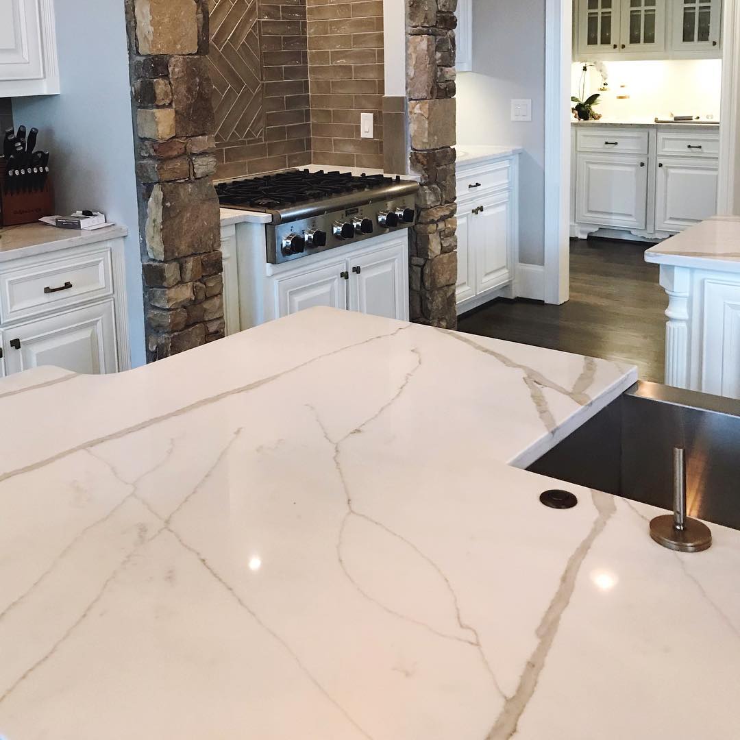 I love this Calcutta Quartz that we used recently!! It is absolutely beautiful...looks like the real deal and you don’t have the maintenance of marble. #clientacworthbeauty #vadaraquartz