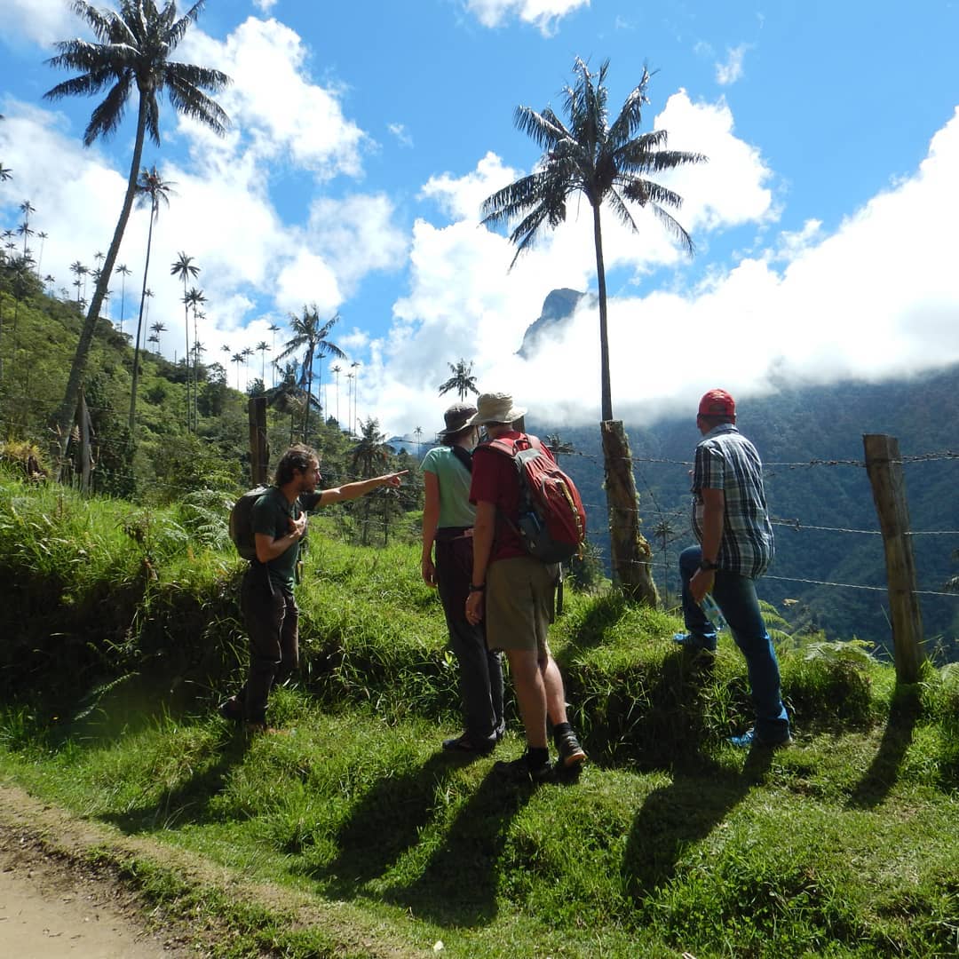 Local guides in one of the most incredible places of the coffee mountains #cocoravalley #ciclismomagico #andesmountains #hikeporn #landscapephotography #andesmountains #coffeculture #colombianmountains