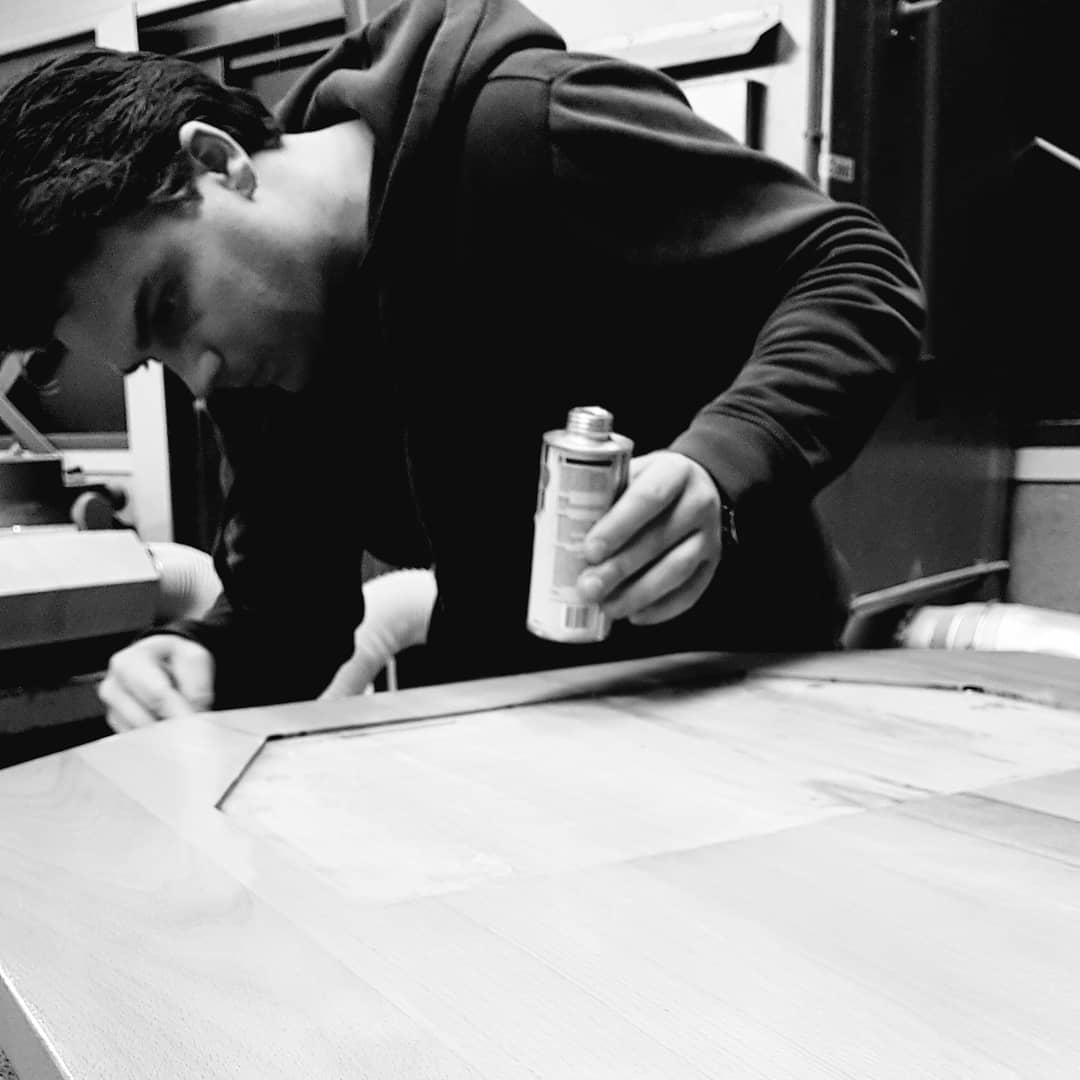 Afwerking keukenwerkblad met natuurlijke olie zodat er ook voedsel op verwerkt kan worden. Bijvoorbeeld brooddeeg kneden direct op het blad. #snijdthout #tungolie #naturalwoodfinishing #houtenkeukenblad #houtenaanrecht