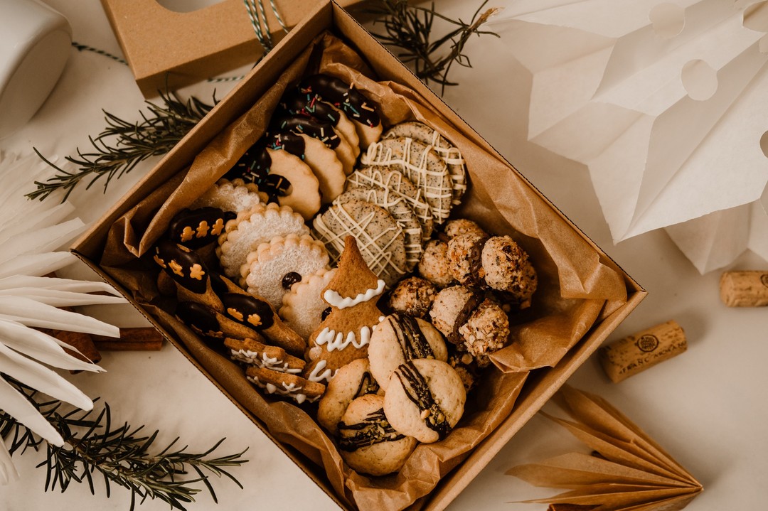 Ho Ho BOŽIĆNI KOLAČI!
Počinjemo primati narudžbe za božićne kolače.
Mi jednostavno ne možemo biti mirni ni minute, zato su naše vrijede ruke pripremile ove fine domaće kolačiće.
U ponudi su 2 vrste kutija.
Samo suhi kolači - cijena kutije je 80 kn za 1kg - 6 vrsta (na fotki pakiranje od 1/2kg)
Mix suhih i kremastih - cijena kutije 100 kn za 1kg - 10 vrsta (naravno bez mađarice ne prolazi Božić)
Prvih 5 narudžba kolača preko 1 kile dobiva i mali poklon iznenađenja.
Narudžbe primamo do 15.12.