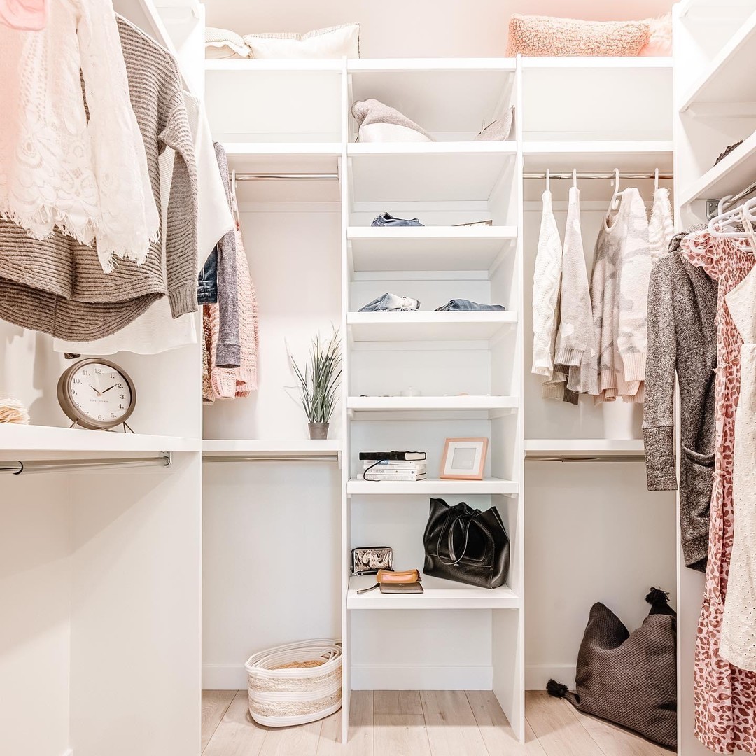A custom walk-in closet I built out of MDF -- always looks better when the staging wizards at @hometown.homes have gone through after painting and worked their magic.
(Picture by @hometown.homes)
.
.
.
.
#lawrencefinishing #walkincloset #walkinclosetdesign #yxeliving #customshelving #customcloset #mastercloset #storagesolution #finishingarpentry #yxehomes #yxebuilders #yxe