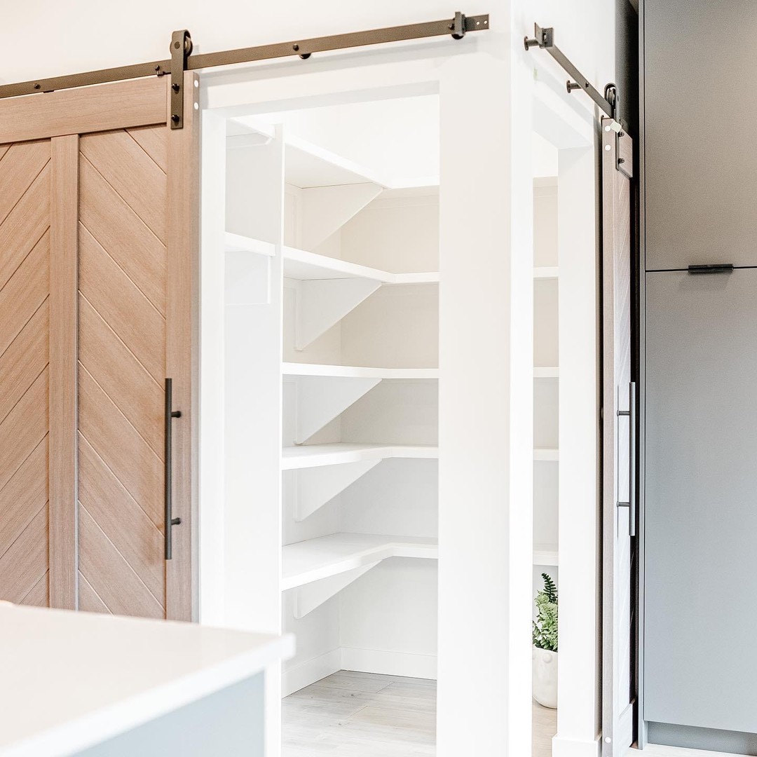 Yet another great shot from @hometown.homes, showing off the finished walk-through pantry and sliding door I installed. I've always been a fan of walk-through pantries and love it when builders add this feature to homes -- less distance to walk with those grocery-loaded arms (more than one trip is for the weak) and just unload as-you-go.
Thank you to @hometown.homes for the picture, and the welcome break in tedious doors n' trim.
.
.
.
.
#lawrencefinishing #hometownhomes #walkthroughpantry #kitchendesign #pantrydesign #pantryinspo #storagesolutions #pantrygoals #yxedesign #barndoor #slidingdoor #custombuilt #finishingcarpentry #yxehomes #yxeliving