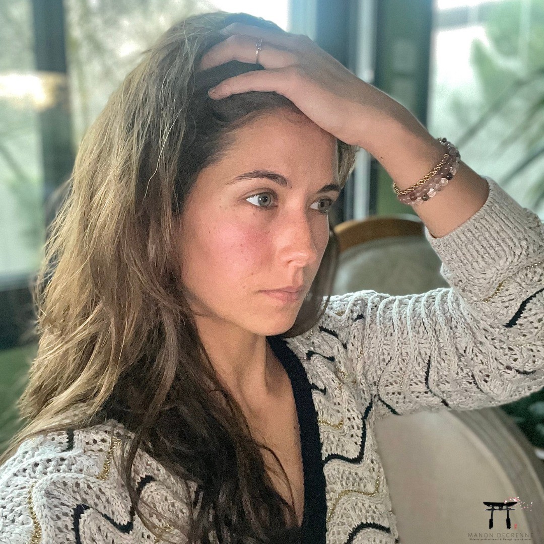 Recréer du lien avec son corps et son esprit
Il m'arrive souvent d'avoir en séances des personnes qui ont eu besoin dans leur histoire de vie d'aller voir un psychologue, qui leur on permis de dépasser et de comprendre énormément sur leurs peurs ou croyances.
Ce qui ressort le plus souvent après ce long travail sur les traumatismes et les vécus douloureux c'est qu'il manque malgré tout quelque chose....
En rajoutant un travail énergétique et corporel au travail avec un psychologue on recrée un lien entre son corps, ses émotions et son esprit. Mes clients constatent après plusieurs séances que des choses bougent dans leur vie ou que des légères tensions apparaissent dans leur corps. Il n'y a que du positif lorsque des choses changent, c'est que vous êtes en capacité de les dépasser et d'en faire quelque chose.
#keikoshiatsu #shiatsulyon #bienetrelyon #doinlyon #aromatherapielyon #massagelyon #santenaturelle #huileessentielles #energetiquechinoise #medecinechinoise #acupression #developpementpersonnel #sérénité #psychologiepositive #moonclublyon #formationaromatherapie #holistique #soinénergétiquelyon #santemental #psychotherapie #corpsesprit #soinenergetique